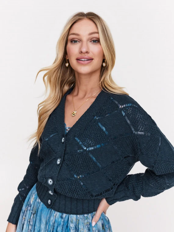 Granatowy sweter z ozdobnym ażurowym motywem