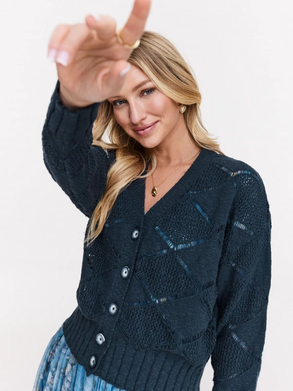 Granatowy sweter z ozdobnym ażurowym motywem