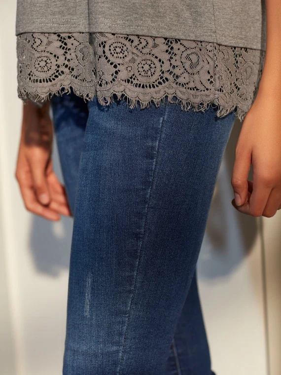 BLOUSE WITH LACE AT THE BOTTOM