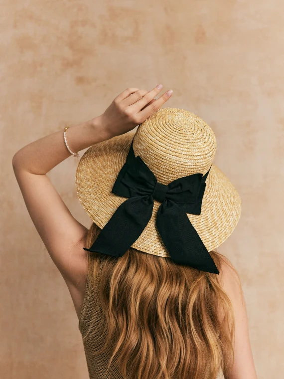 Straw hat with a black bow