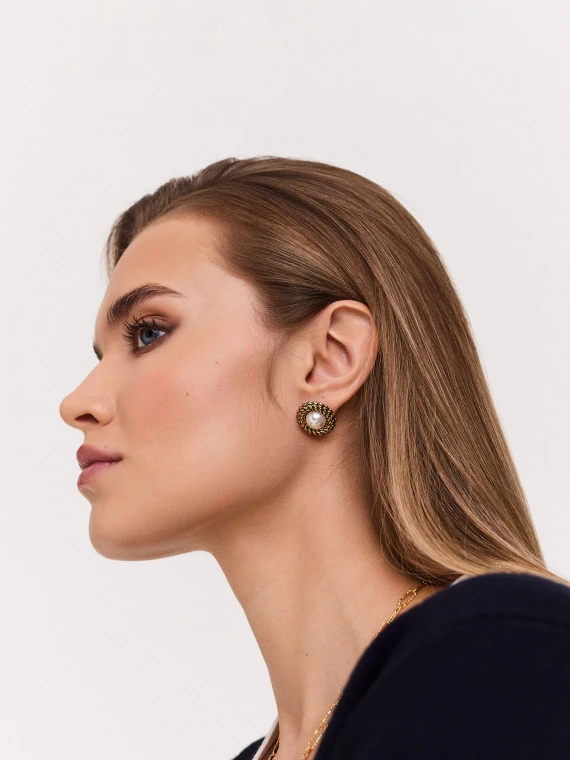 Earrings with artificial pearl