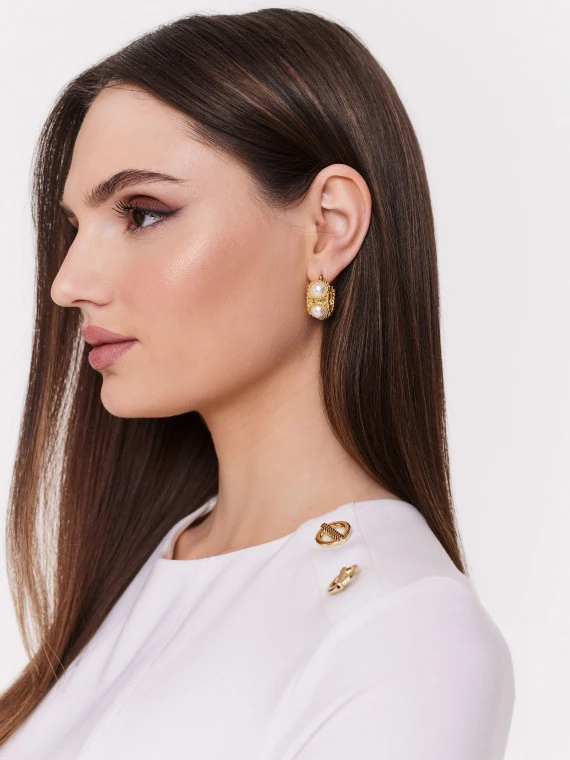 Elegant earrings with pearls