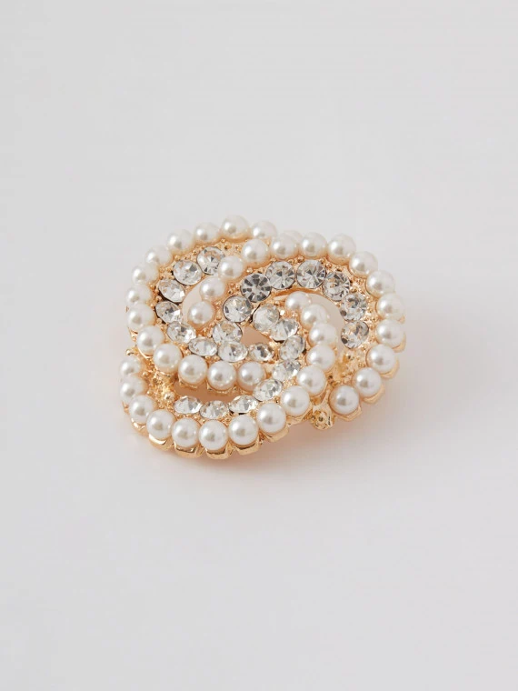 Elegant brooch with pearl beads