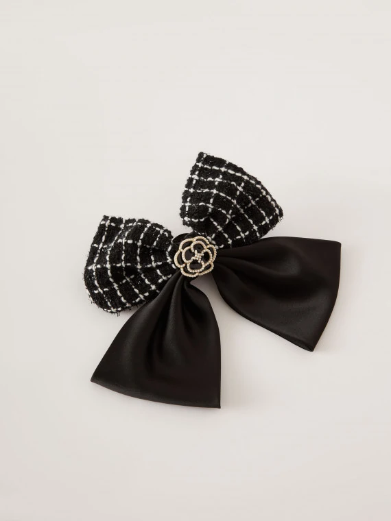 Black bow-shaped brooch