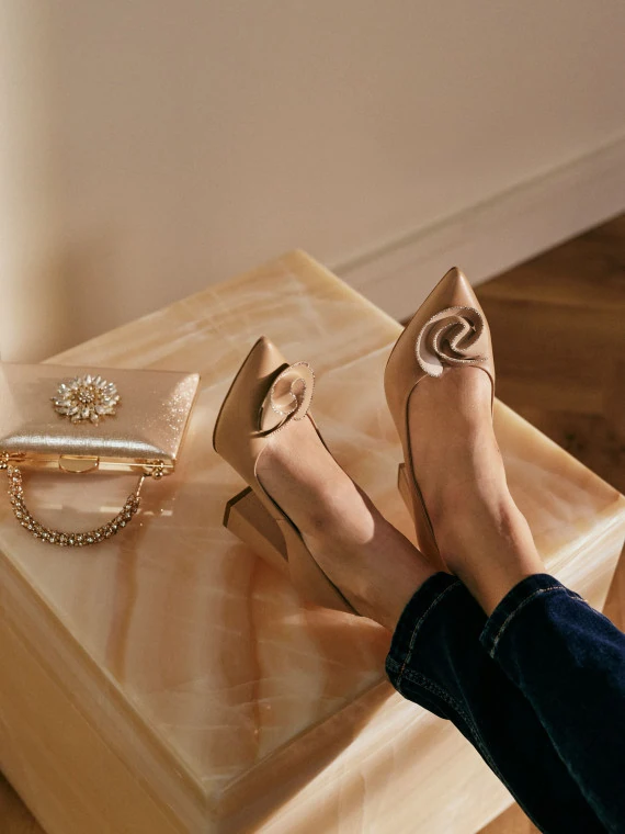 Beige leather pumps with rose
