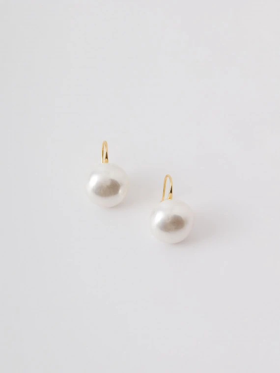 Elegant earrings with natural mother of pearl