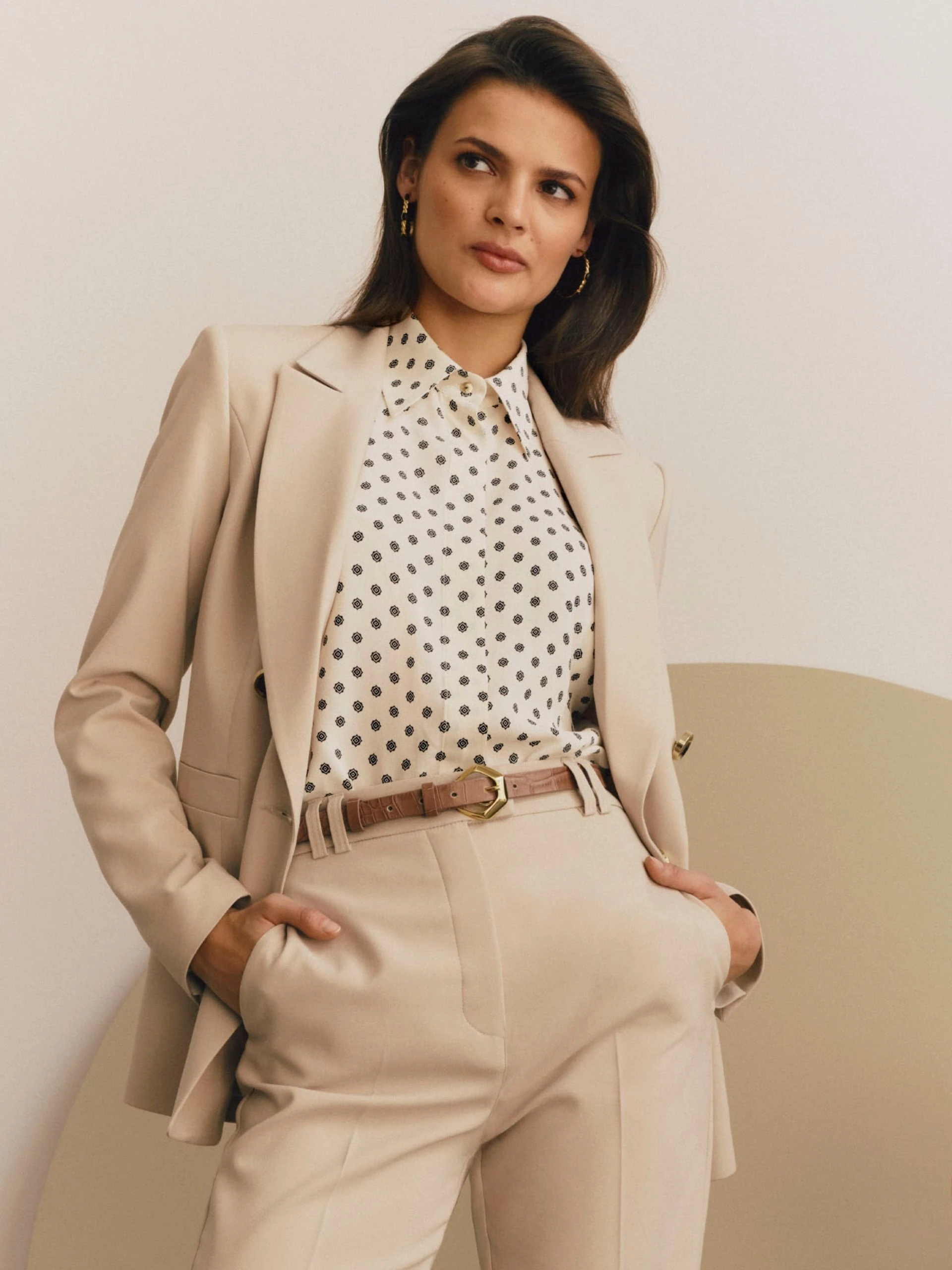 WHITE BLOUSE WITH A FINE PATTERN