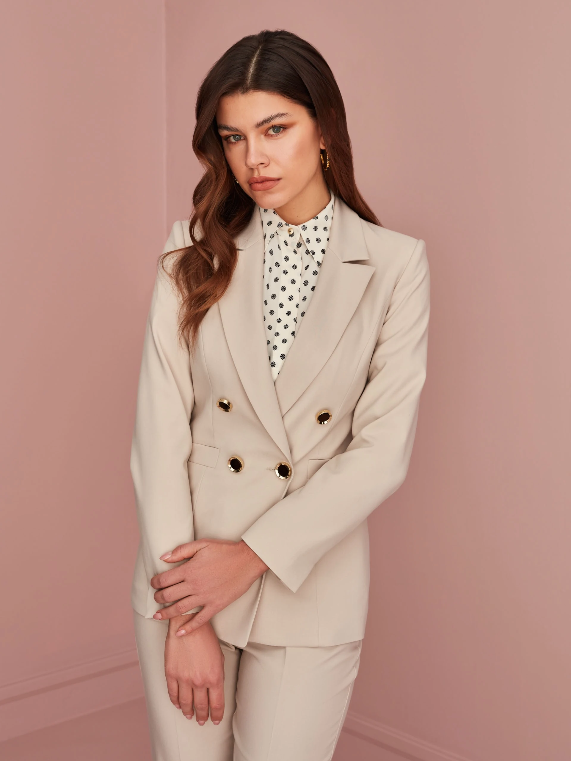WHITE BLOUSE WITH A FINE PATTERN
