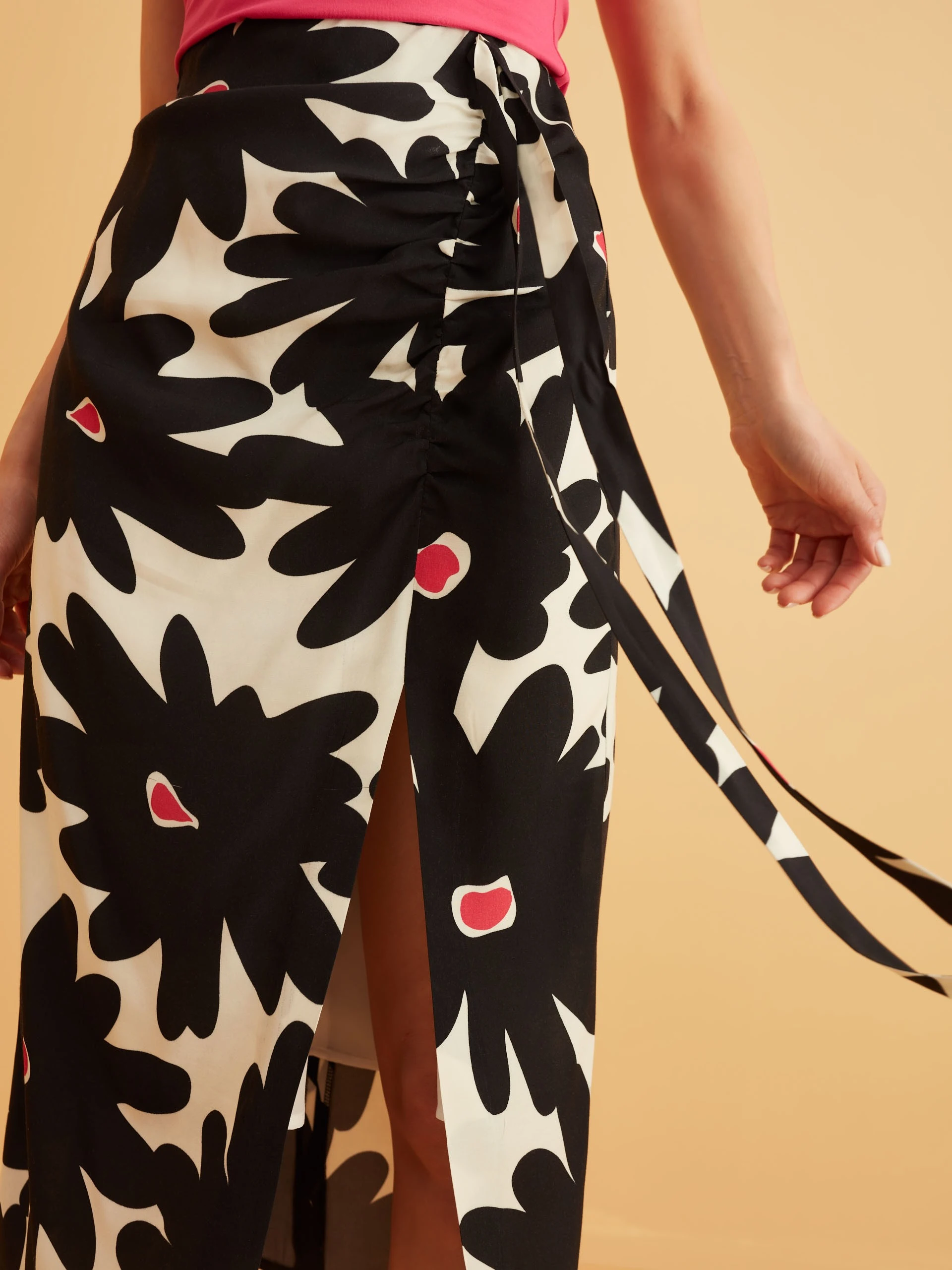 MIDI SKIRT WITH BLACK AND WHITE FLOWERS