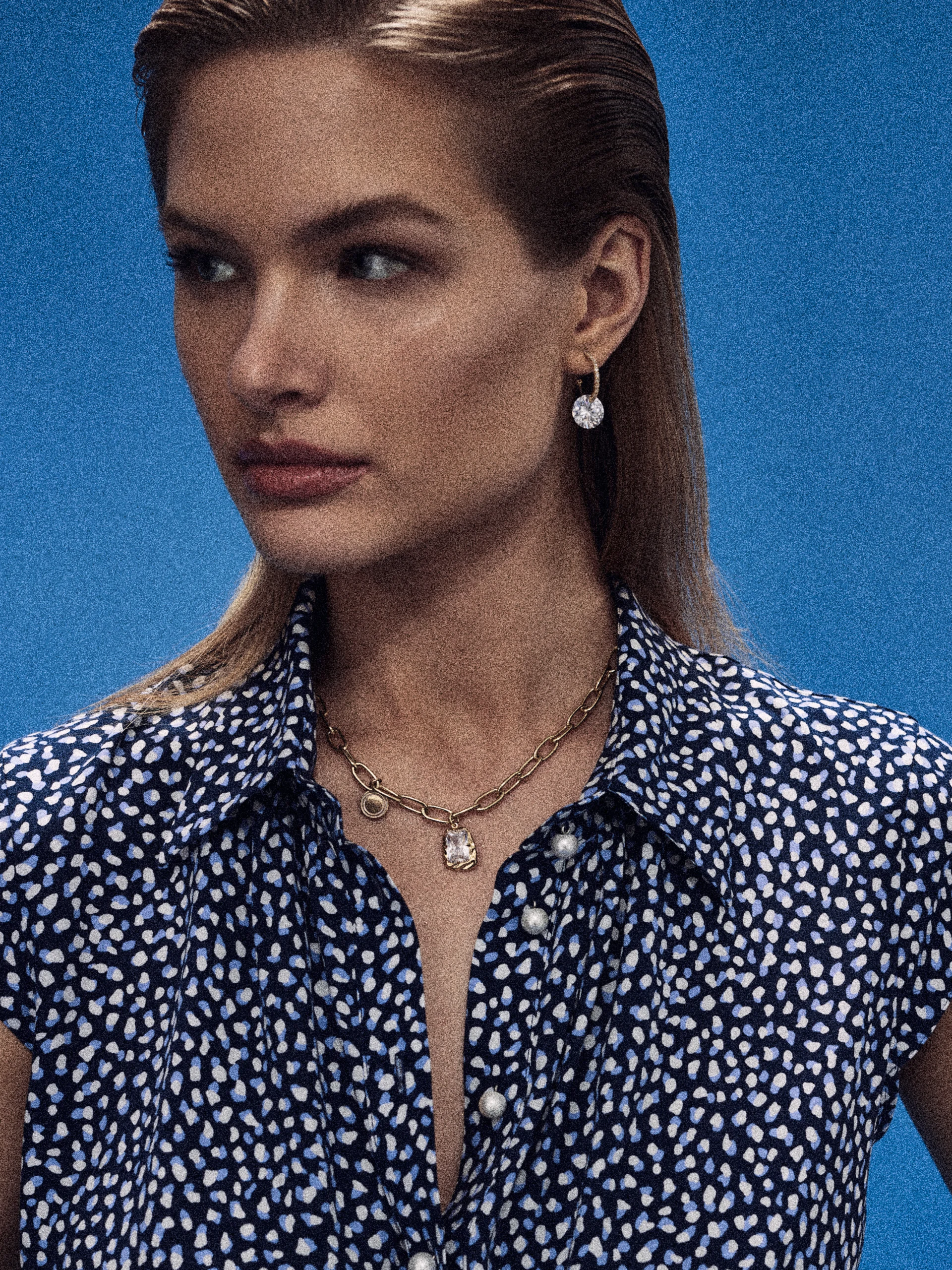 Short-sleeved blouse with a fine pattern