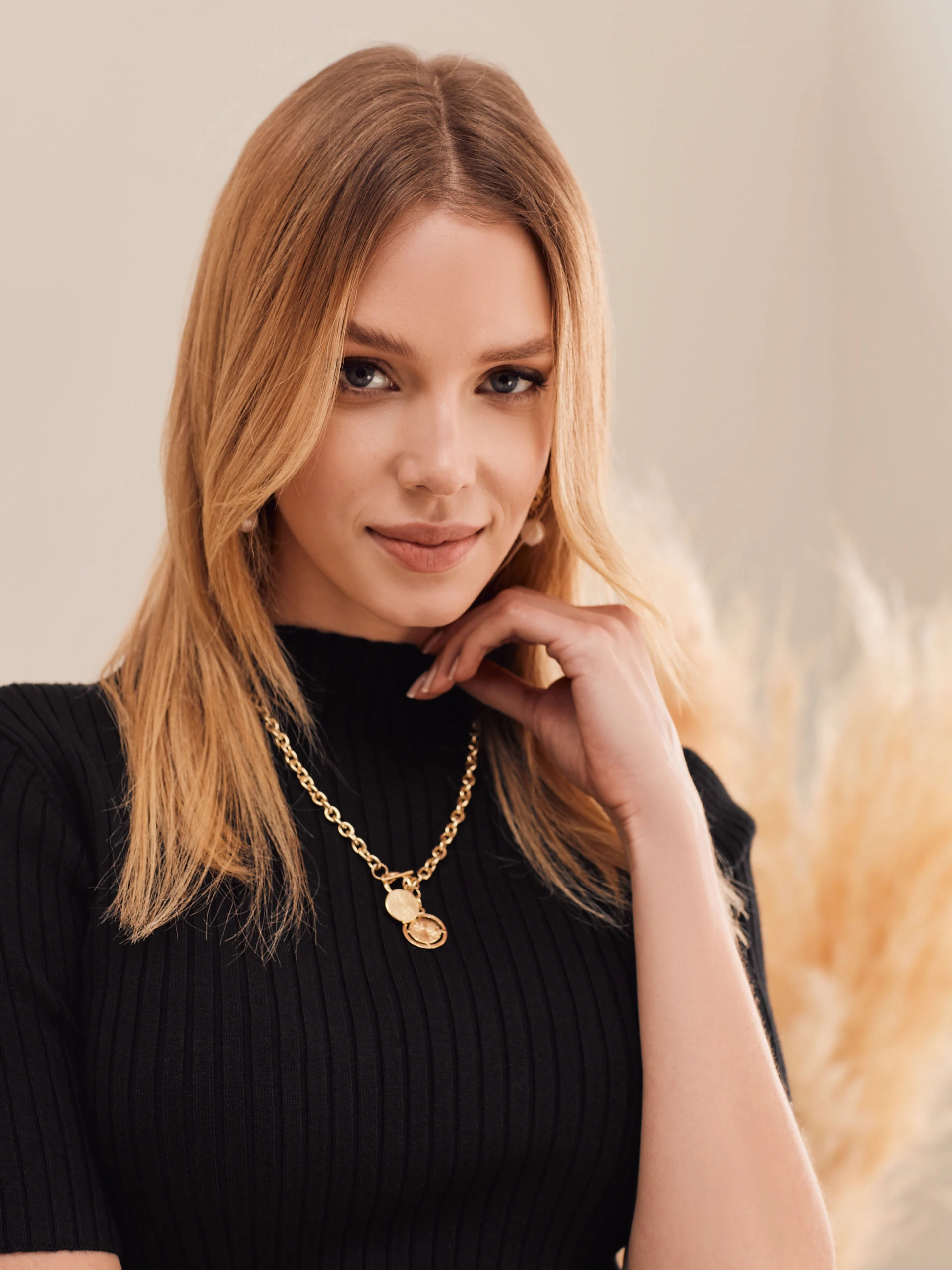BLACK SHORT SLEEVE SWEATER
