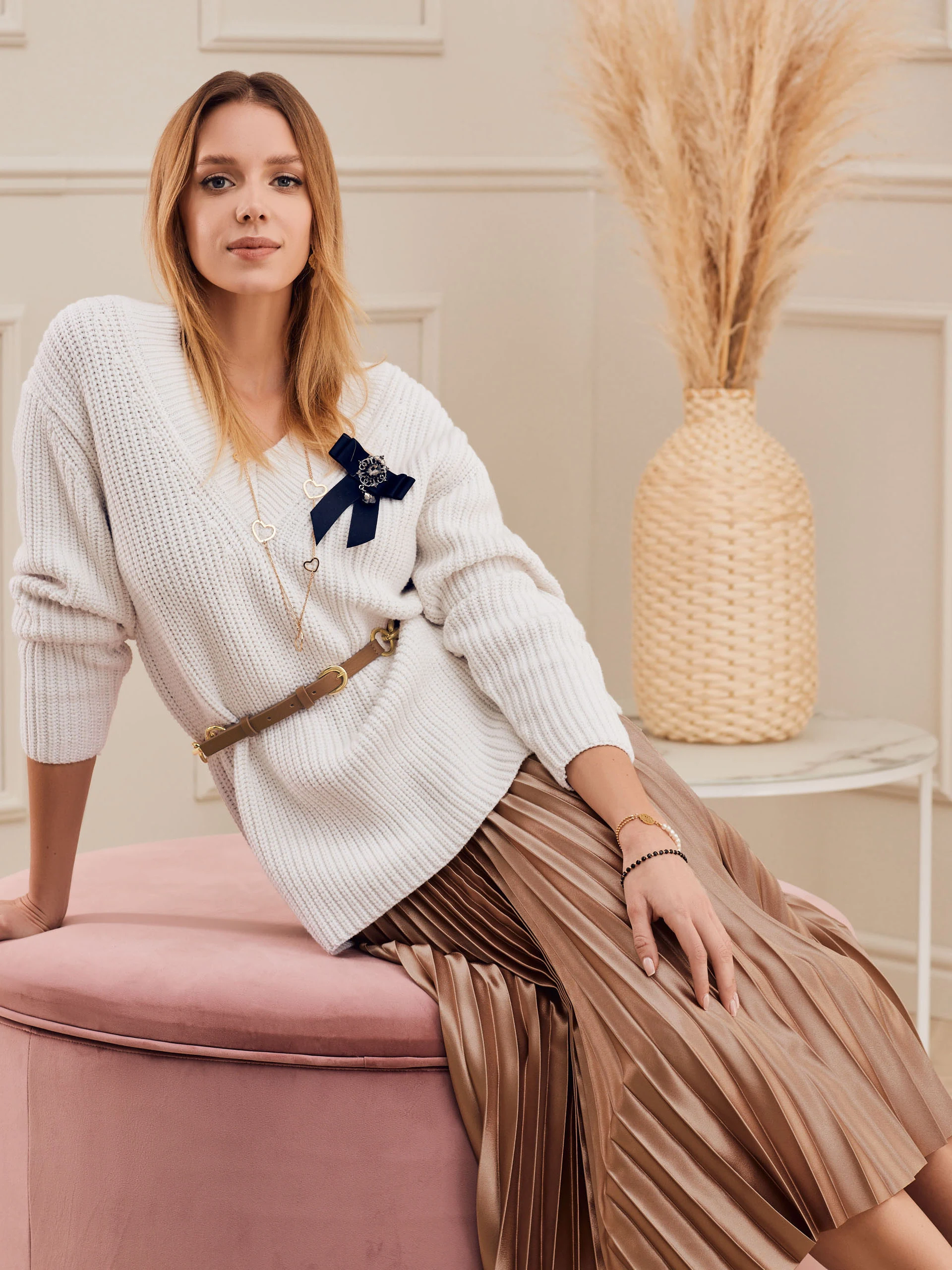 WHITE SWEATER WITH V NECKLINE