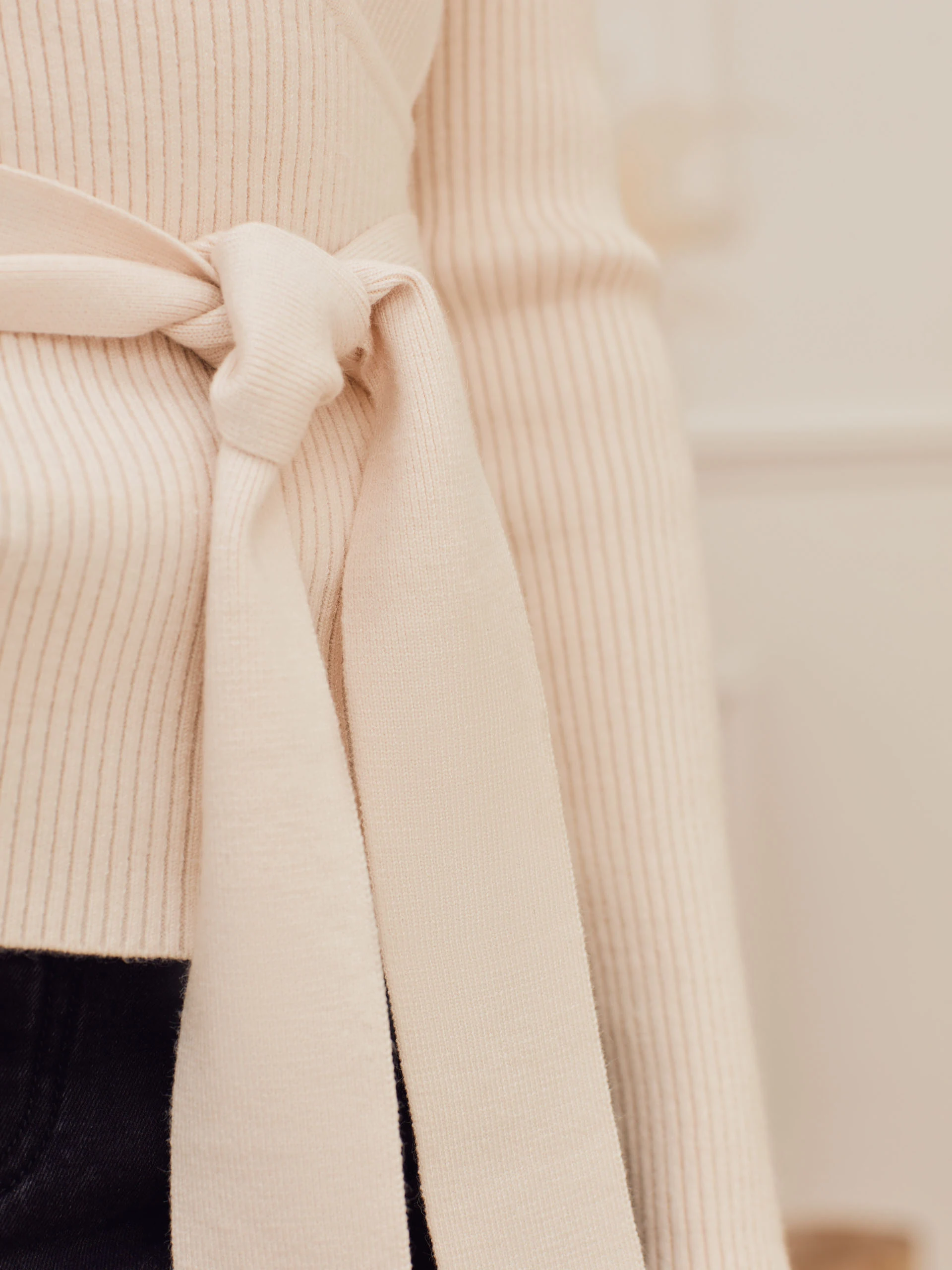 BEŻOWY SWETER Z WIĄZANIEM