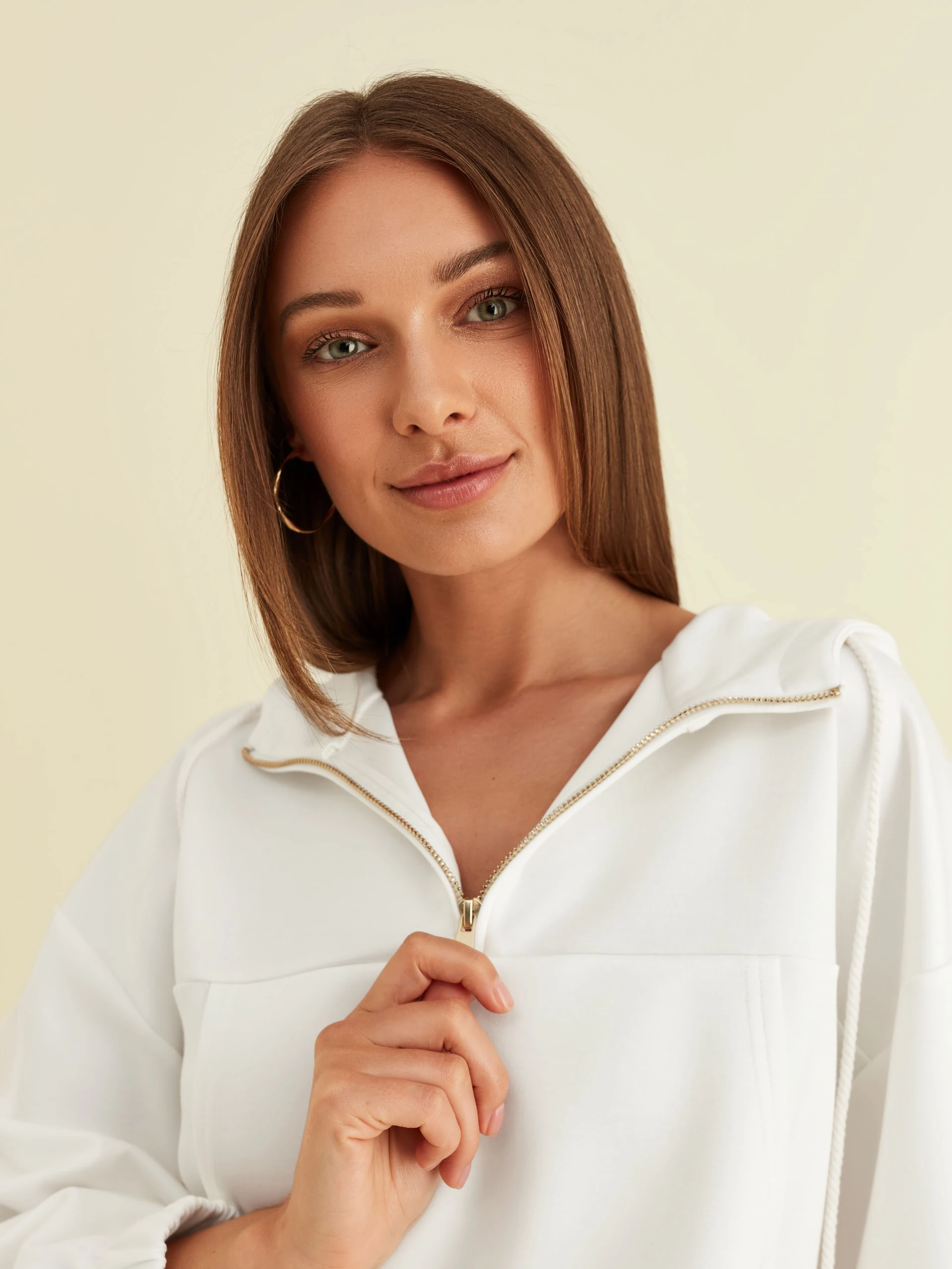 WHITE SHORT HOODIE