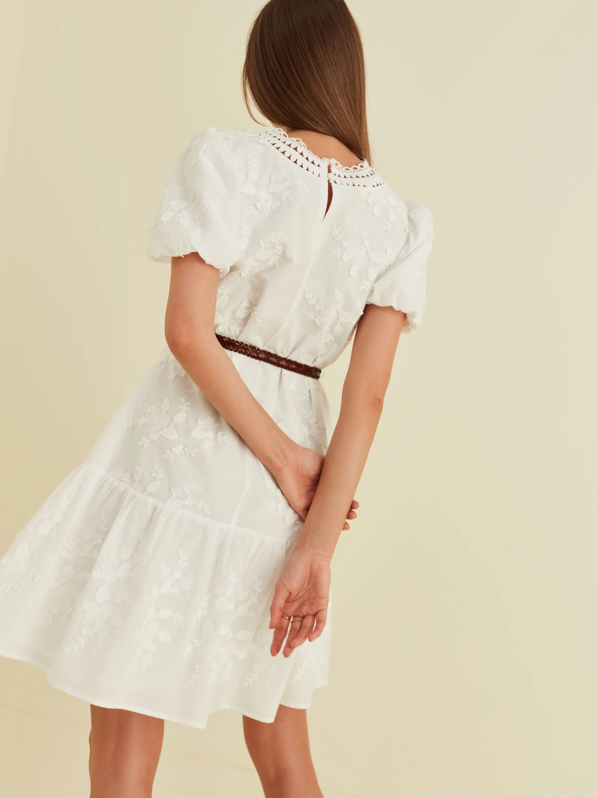 WHITE DRESS WITH SHORT SLEEVE