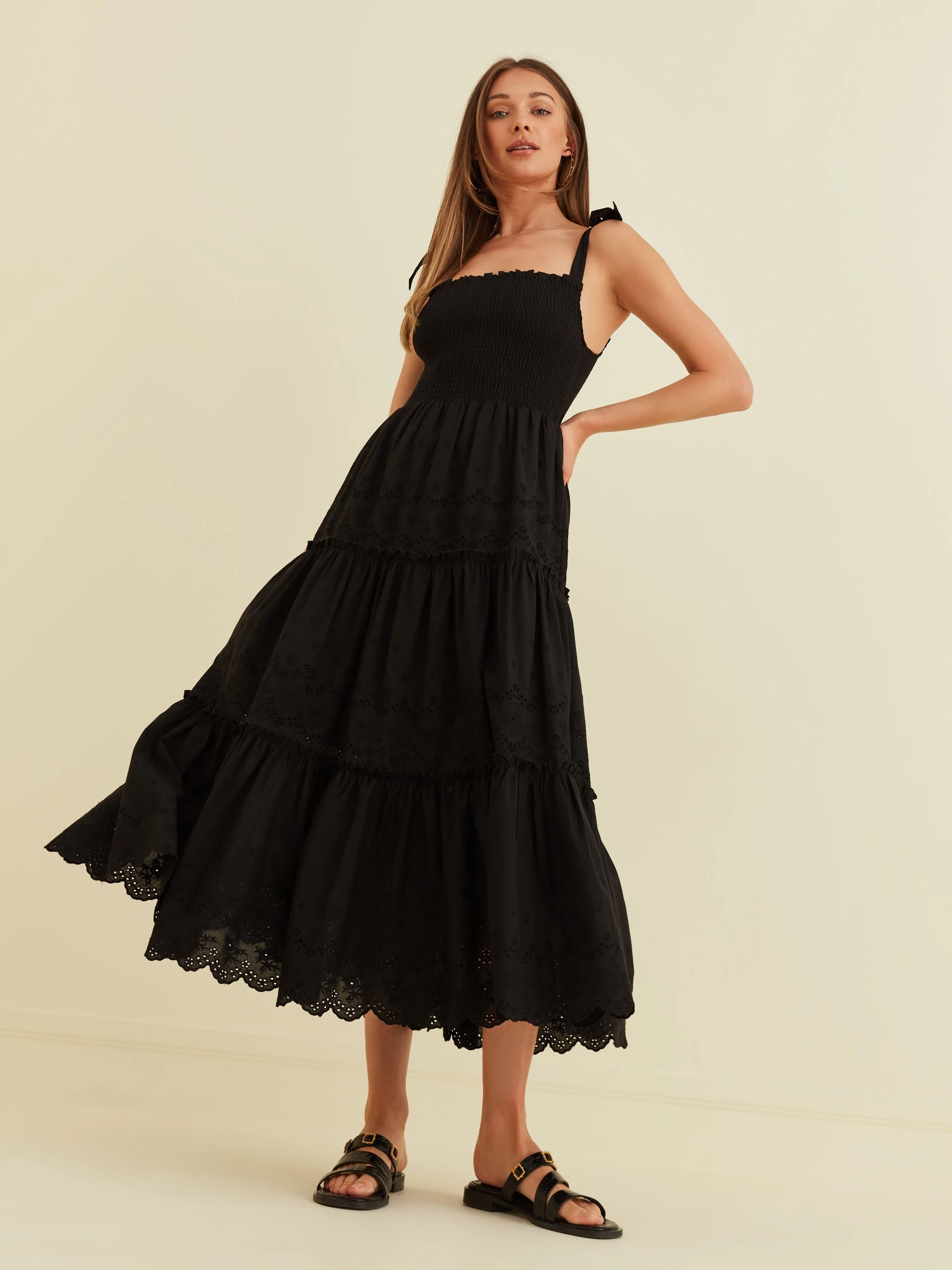 BLACK DRESS WITH FRILL