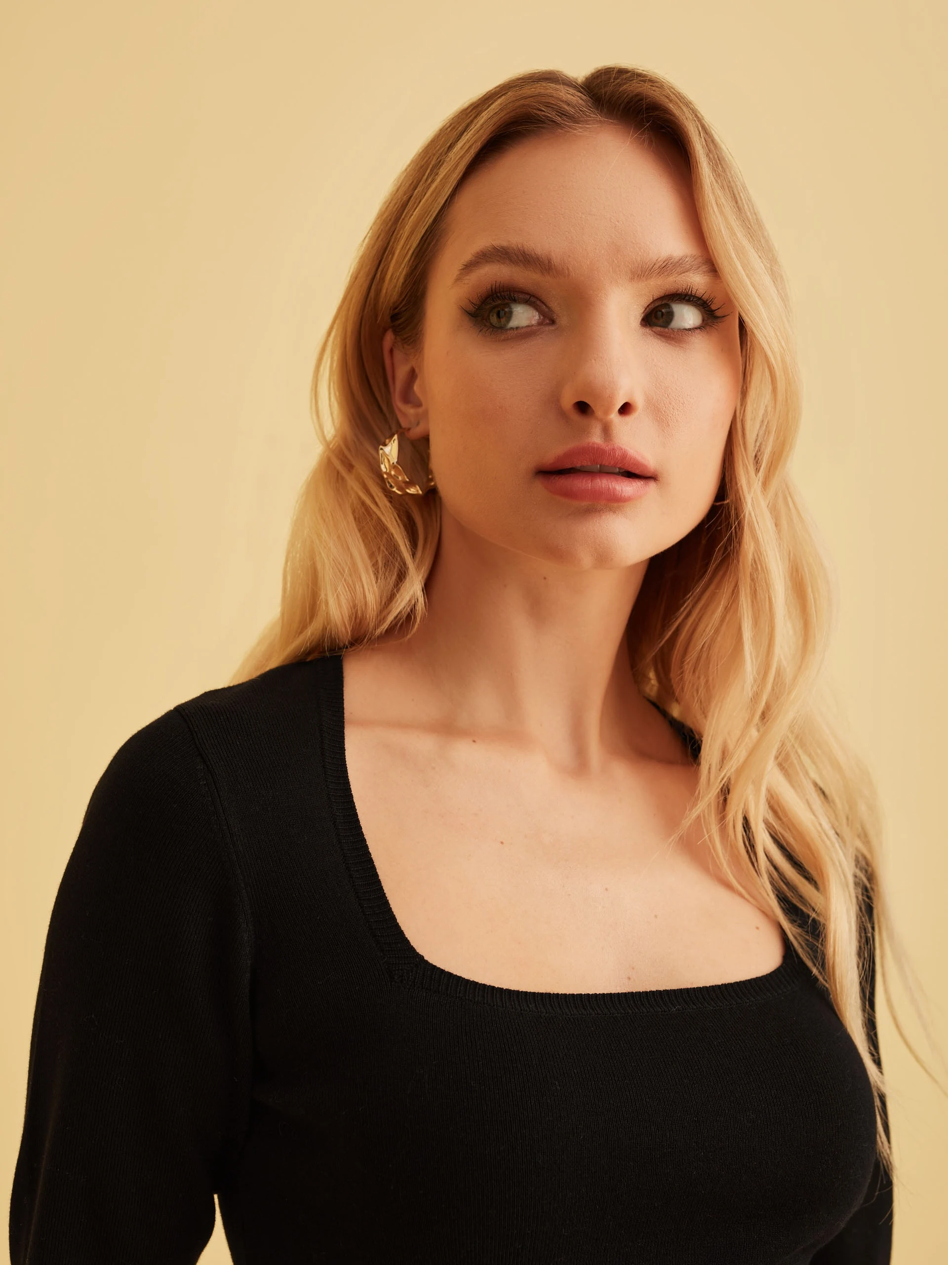 BLACK KNITTED MINI DRESS