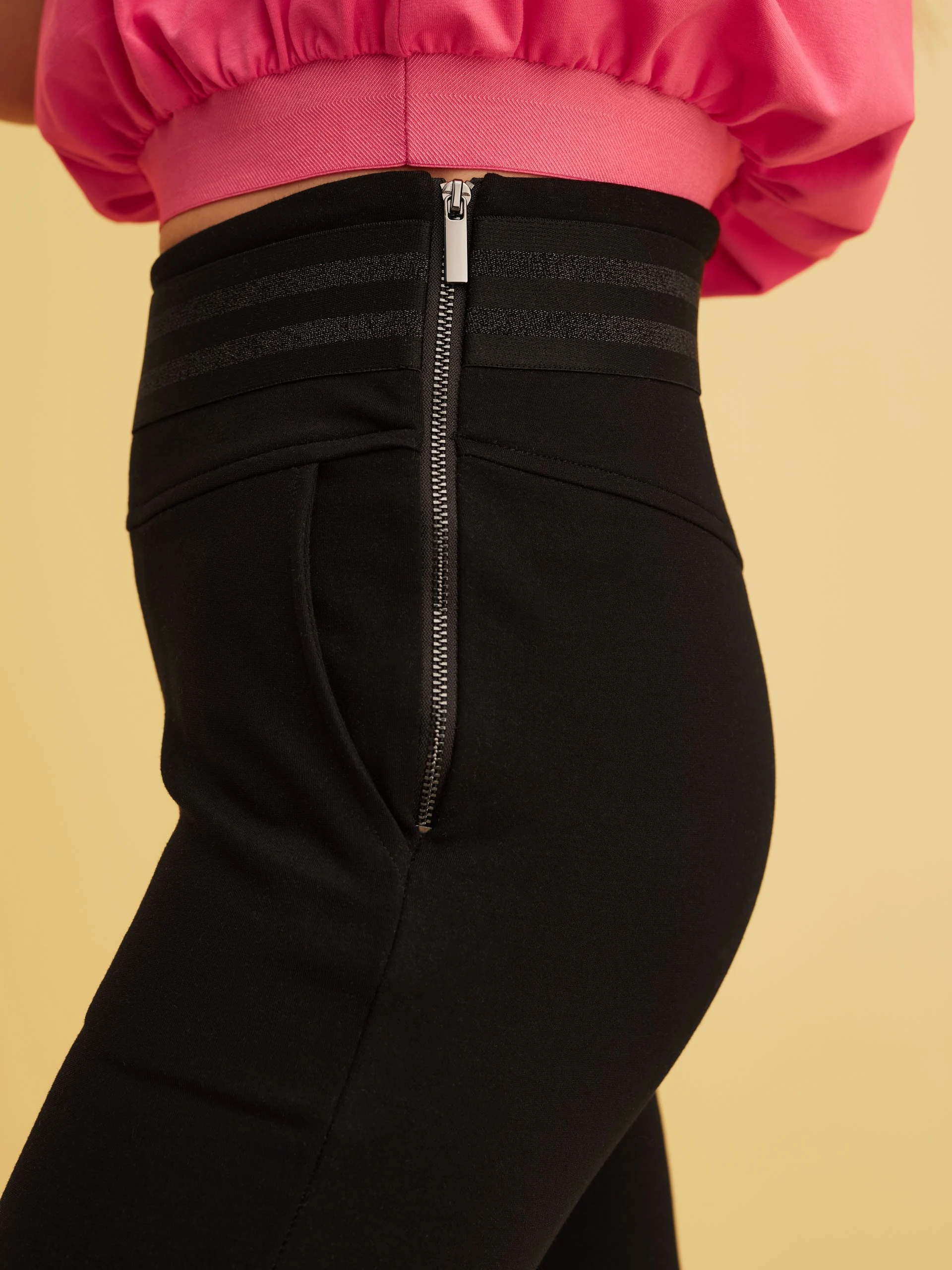 BLACK HIGH-WAISTED LEGGINGS