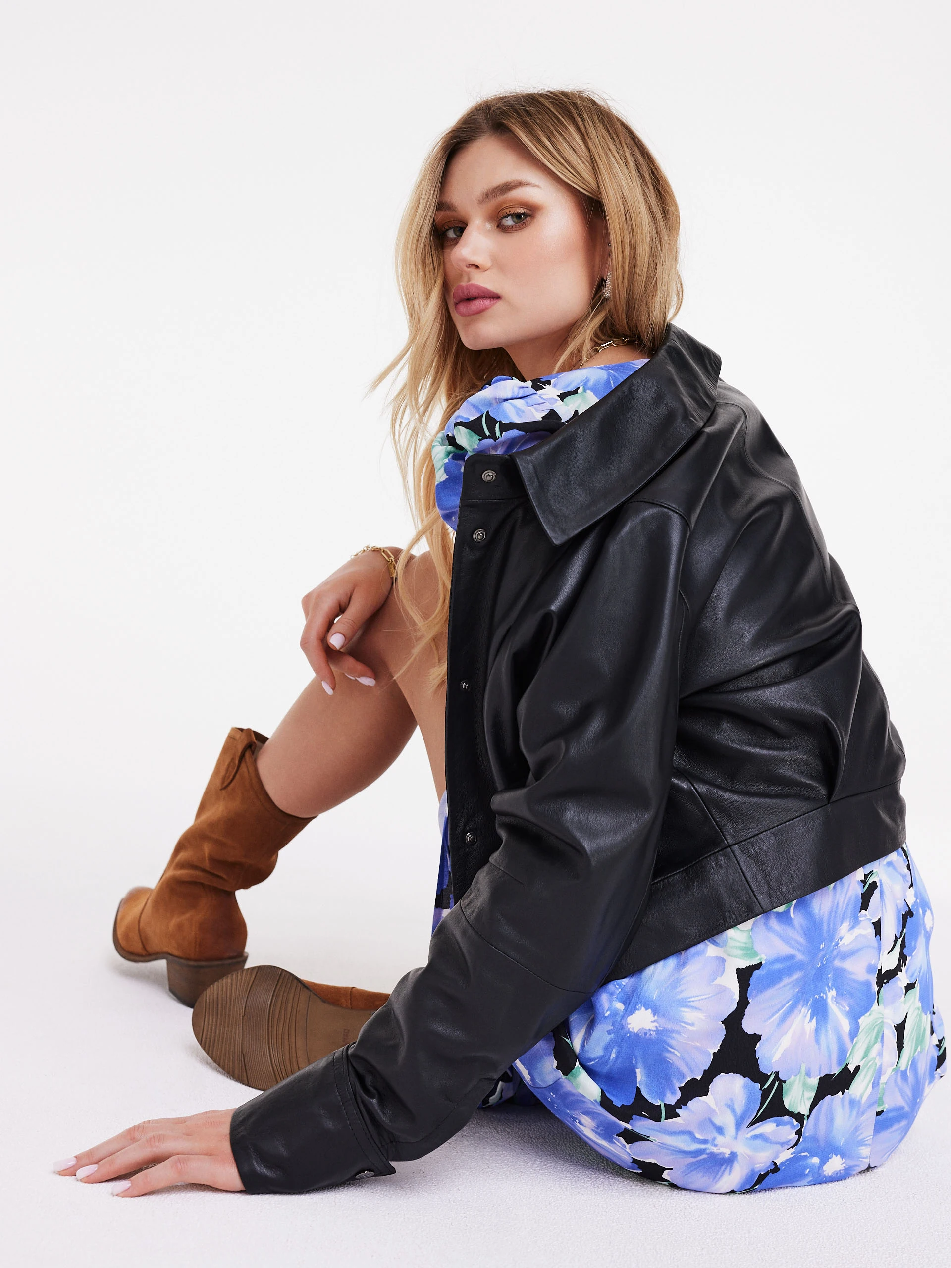 Short leather jacket in black color