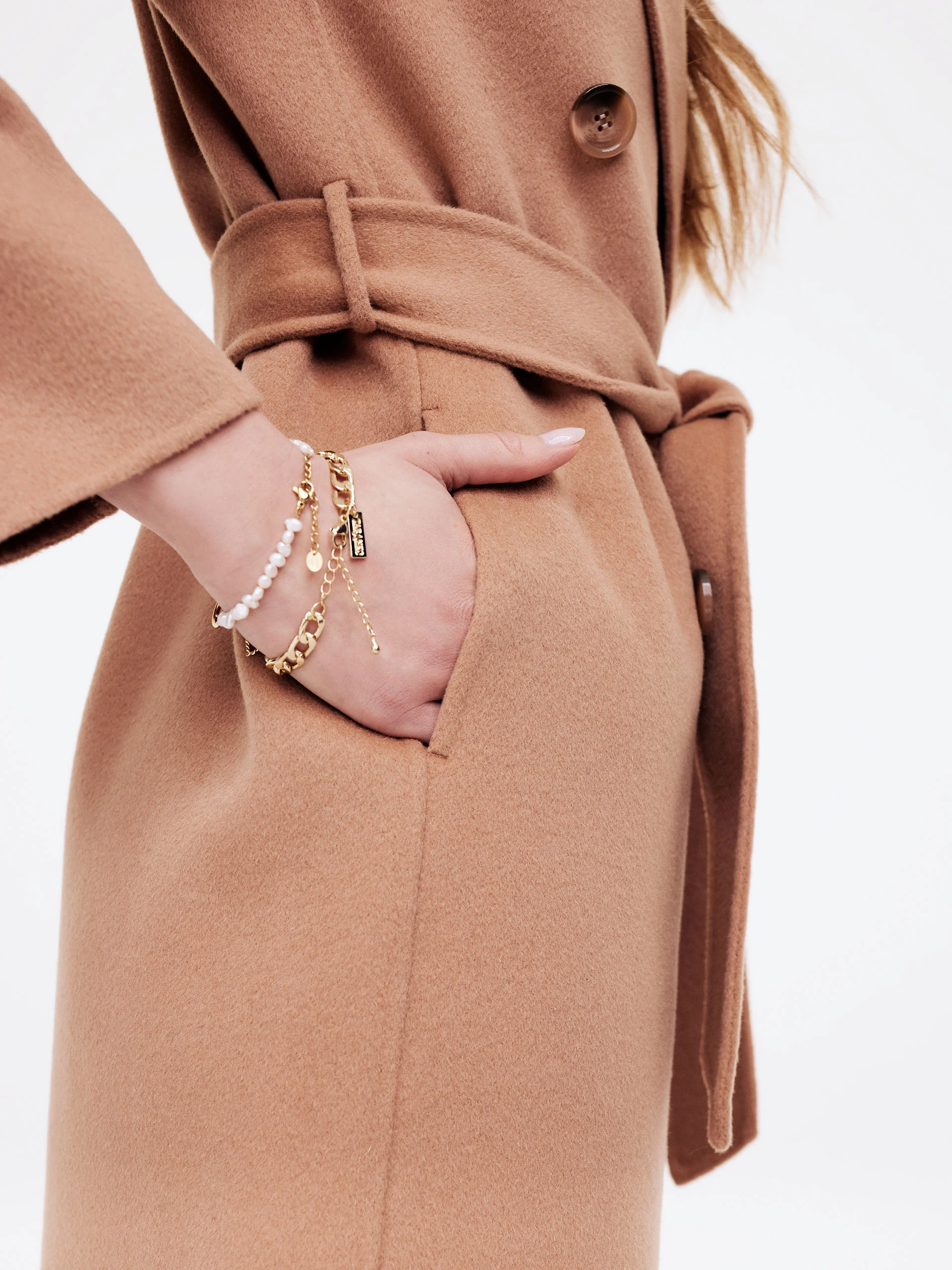 Caramel wool coat with double-breasted closure