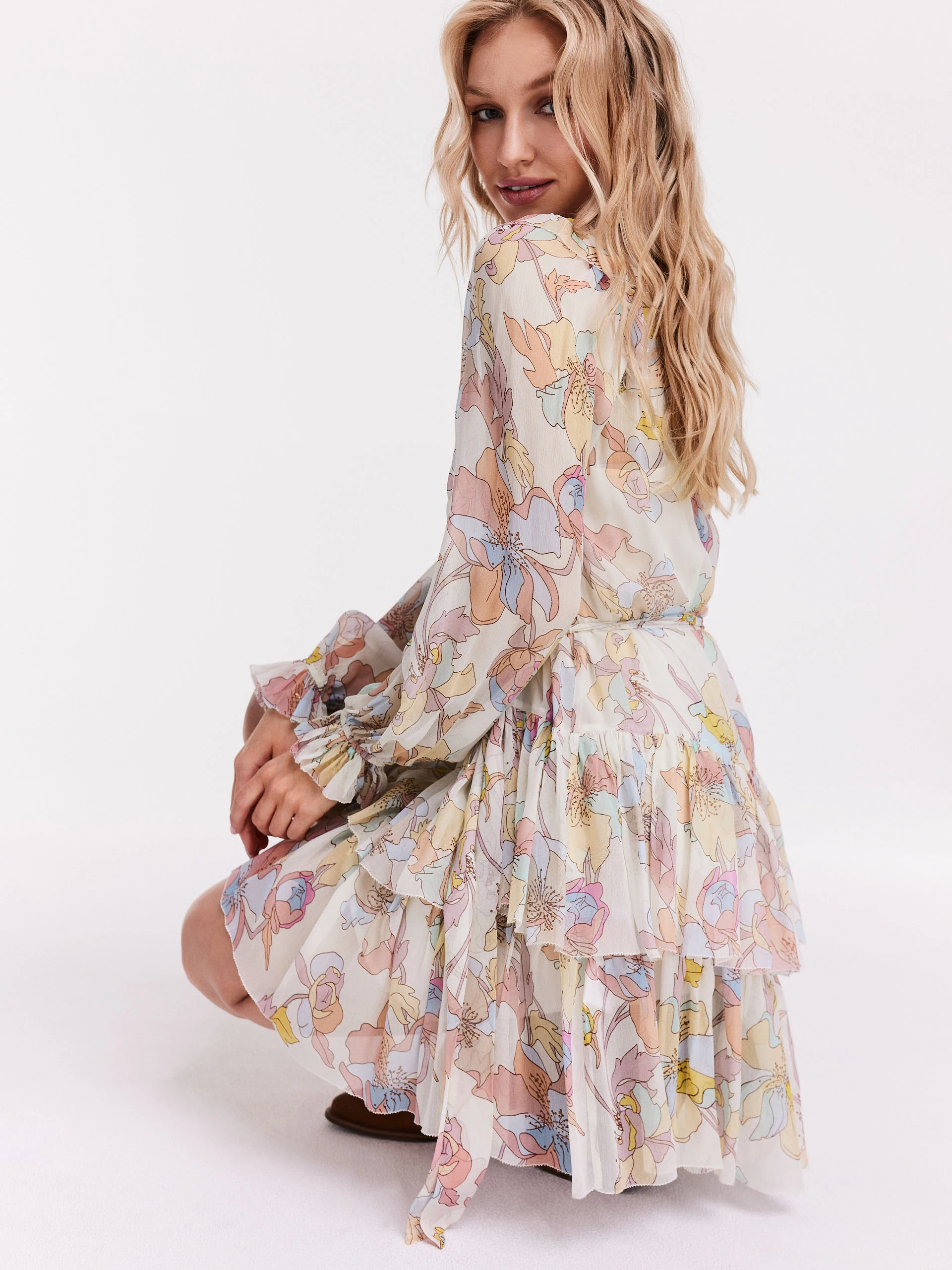 Short viscose dress with pastel flowers