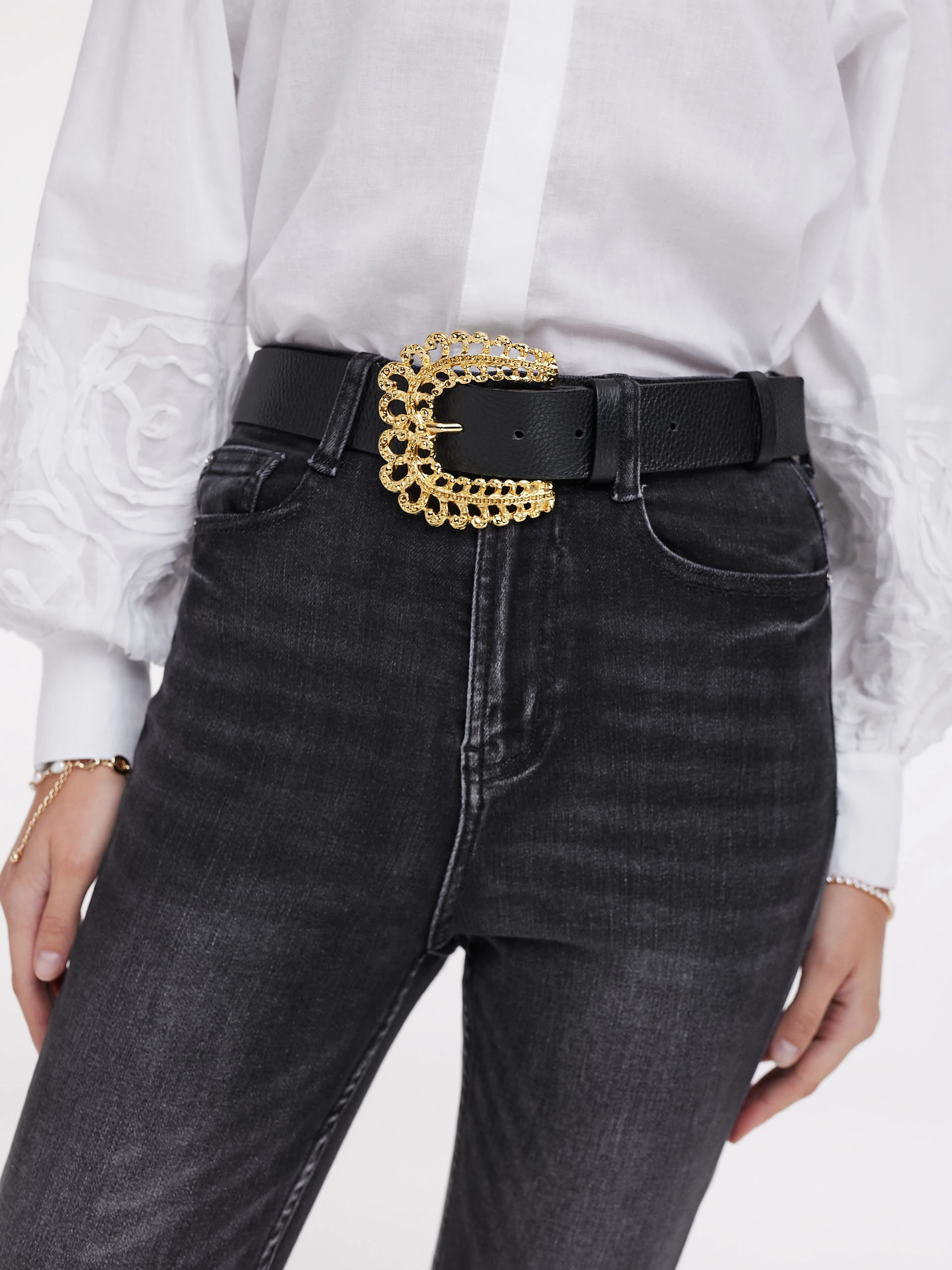 Thin black high-waisted jeans