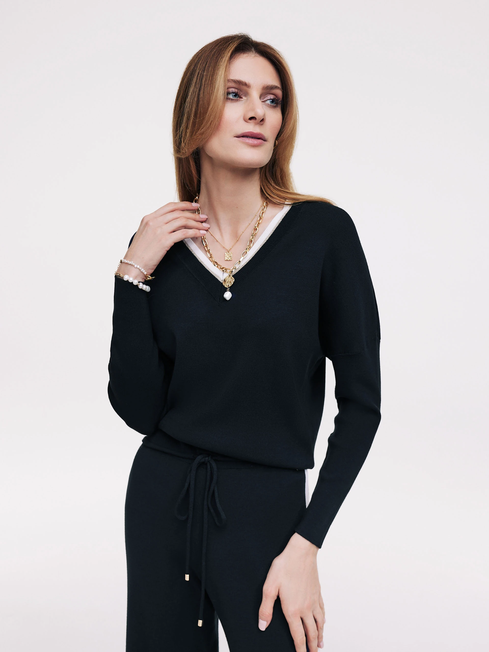 Granatowy sweter z metaliczną nicią