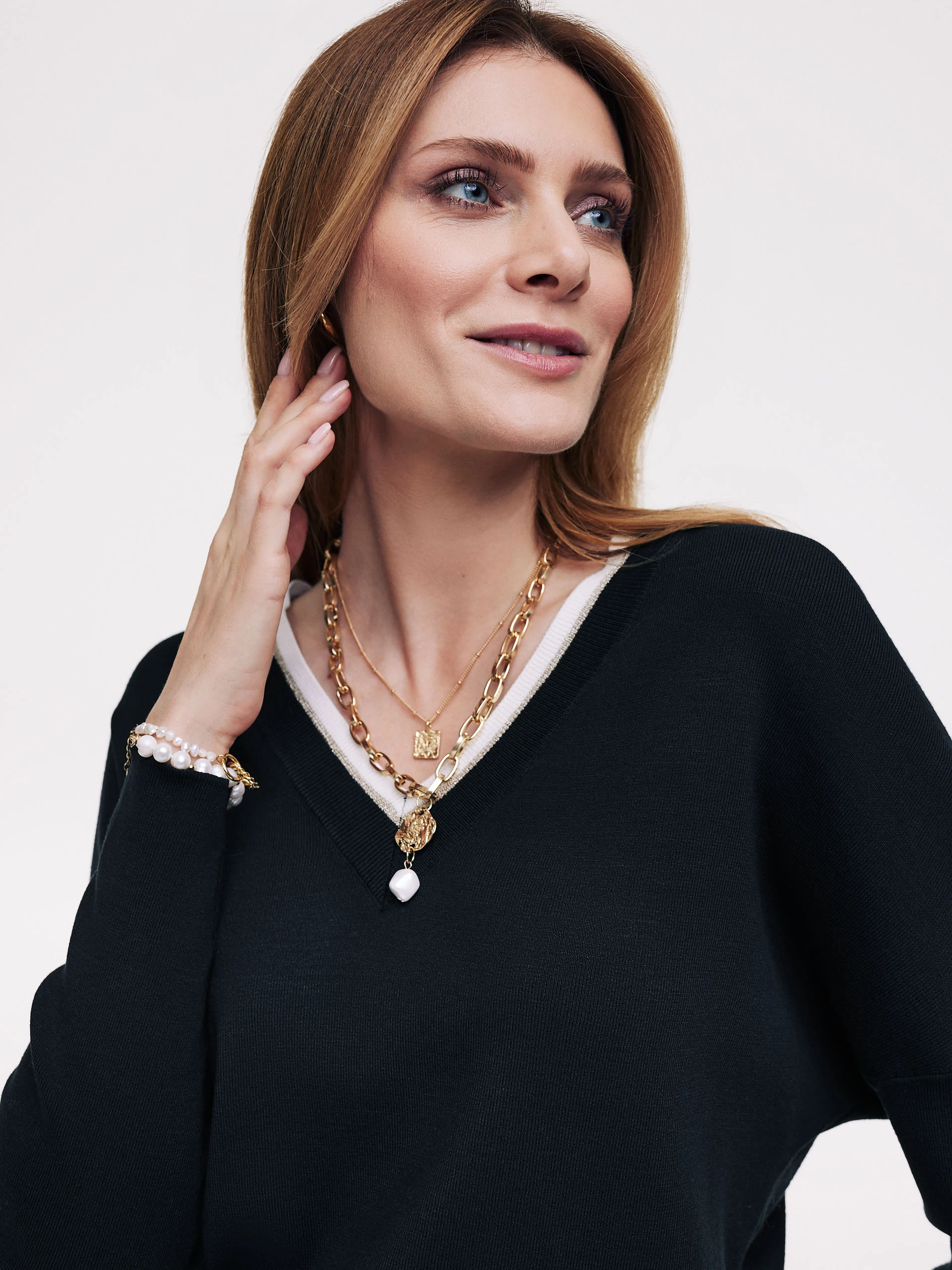 Granatowy sweter z metaliczną nicią