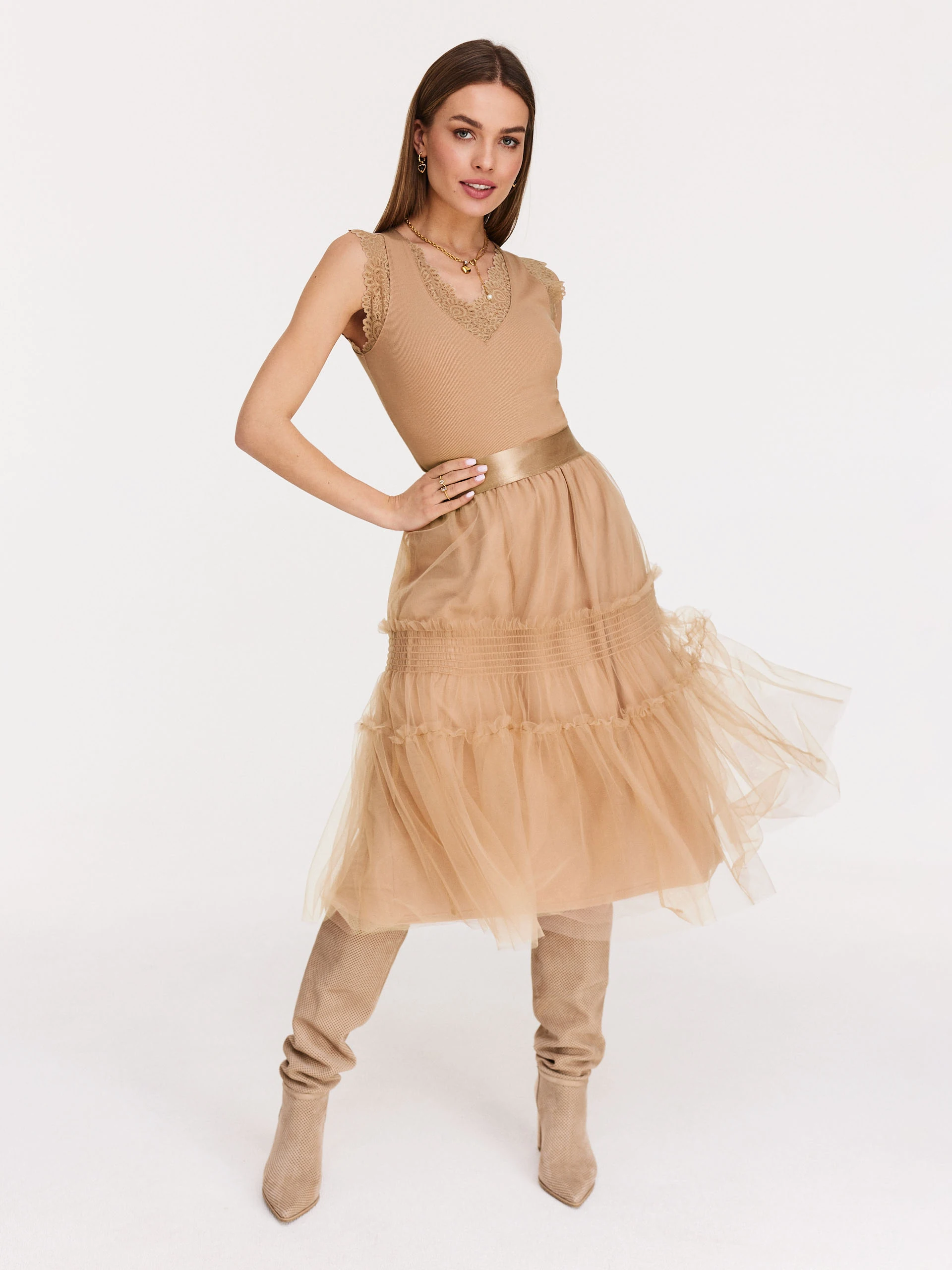 Blouse in a warm shade of beige with lace