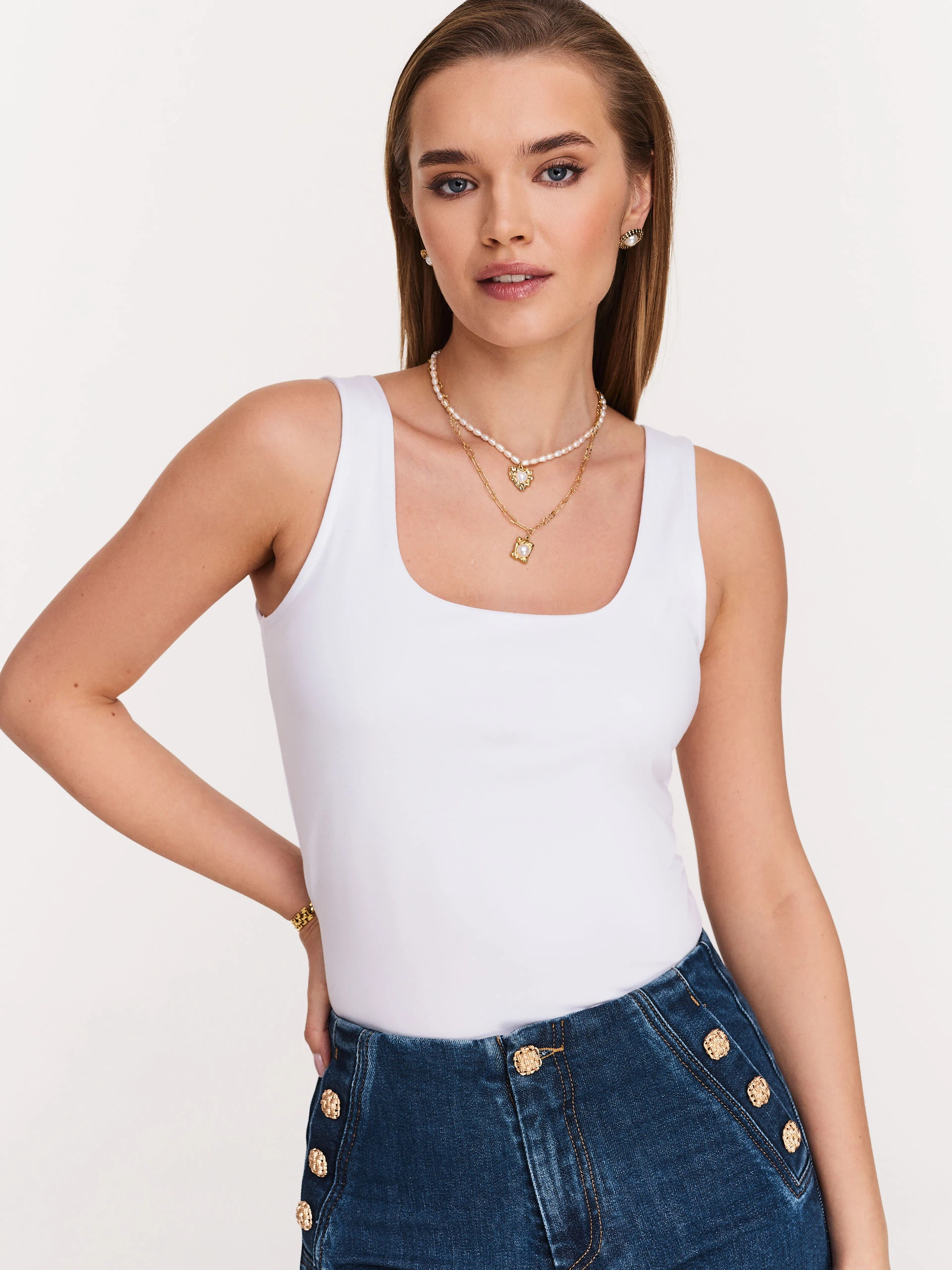 Biały minimalistyczny top z modalem