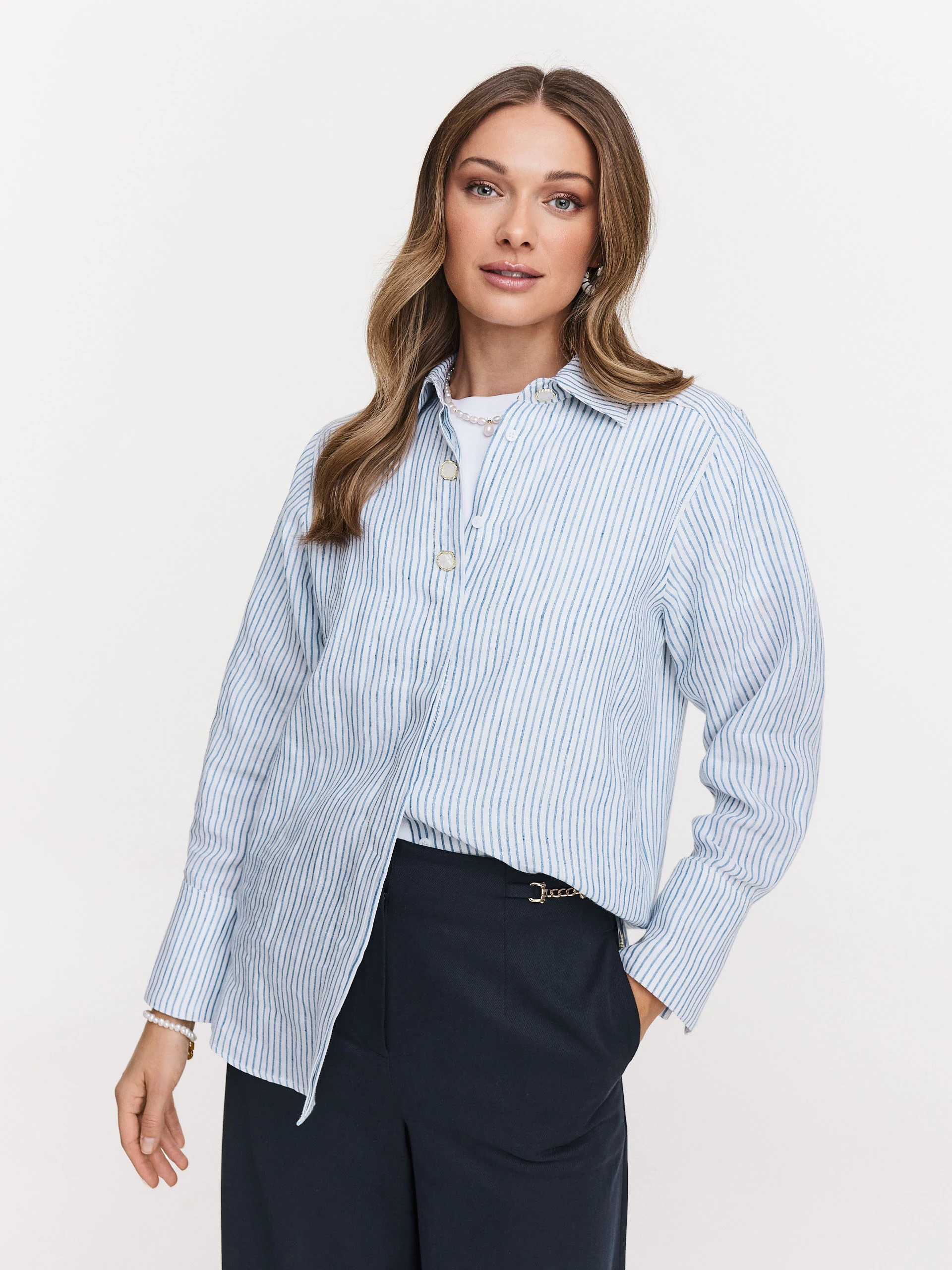 Biała koszula oversize w drobne paski