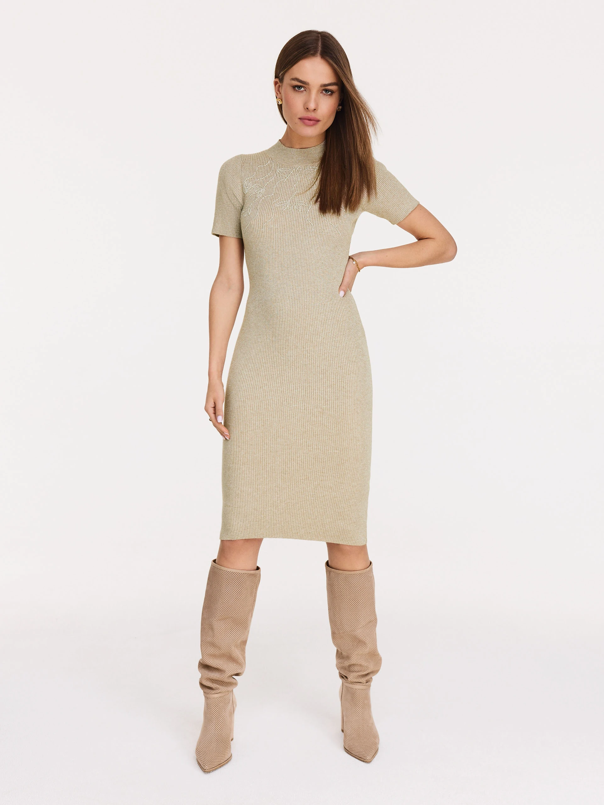 Beige knit dress with appliqué