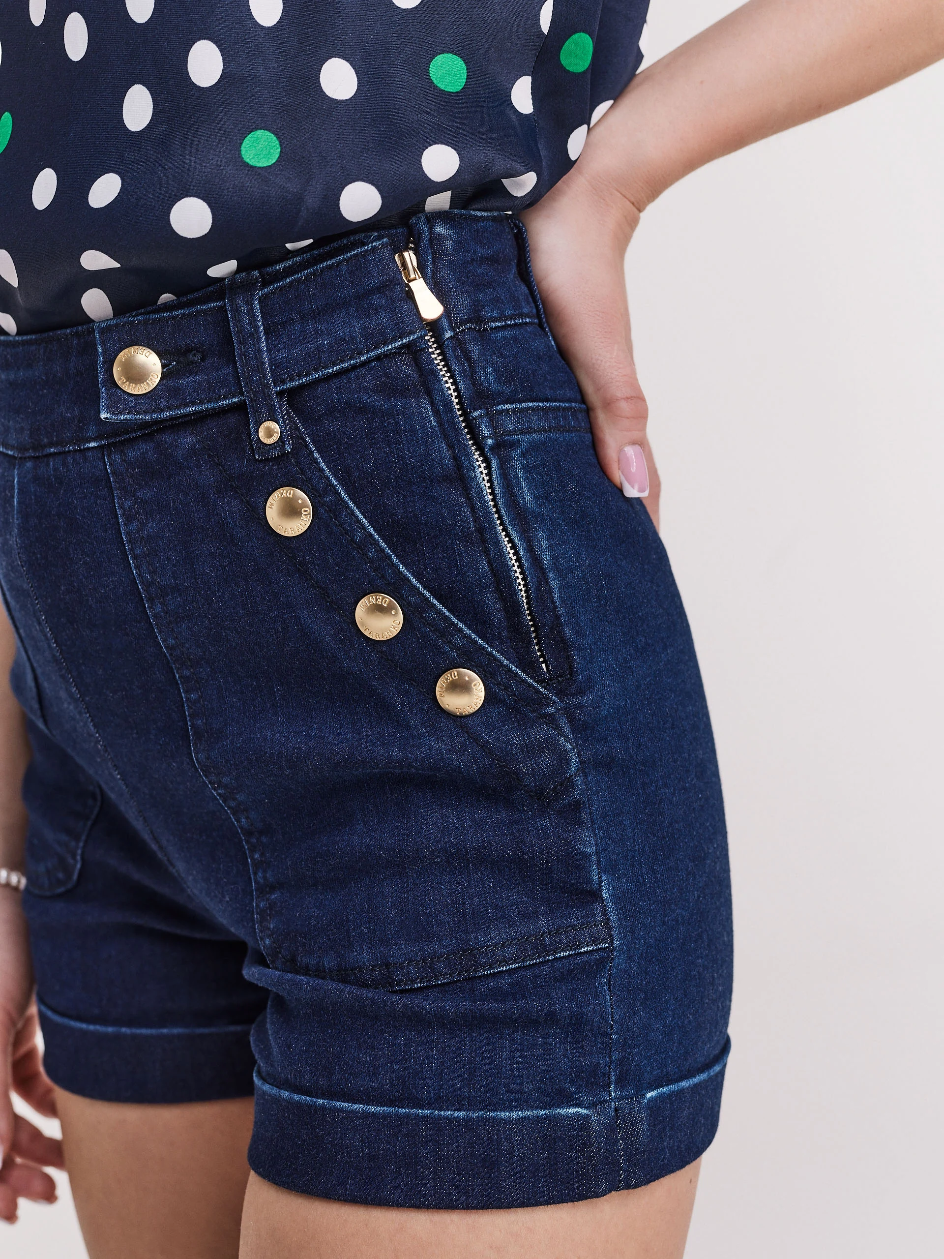 Cotton shorts with decorations on pockets
