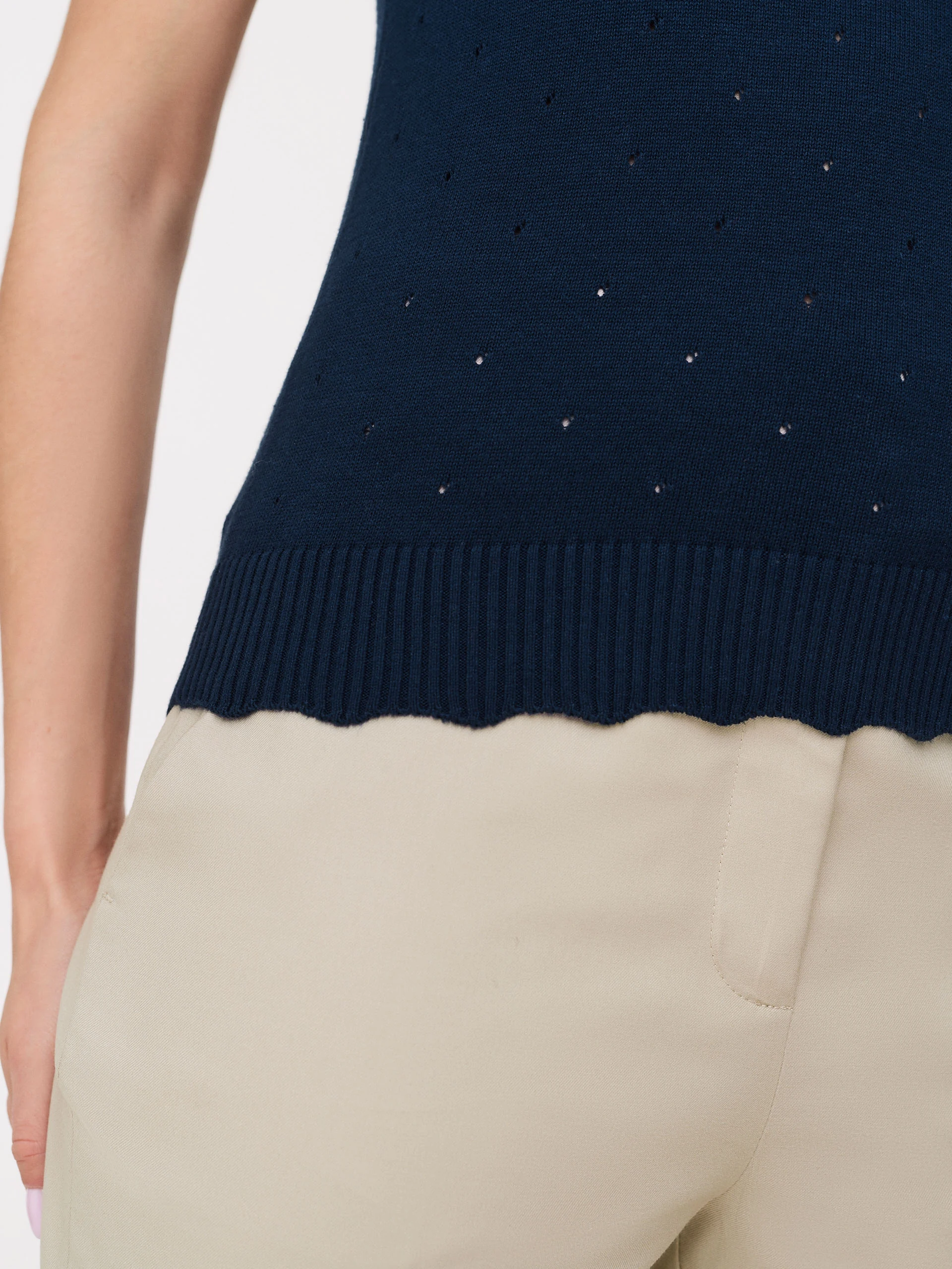Navy blue sweater with short sleeves with buffets