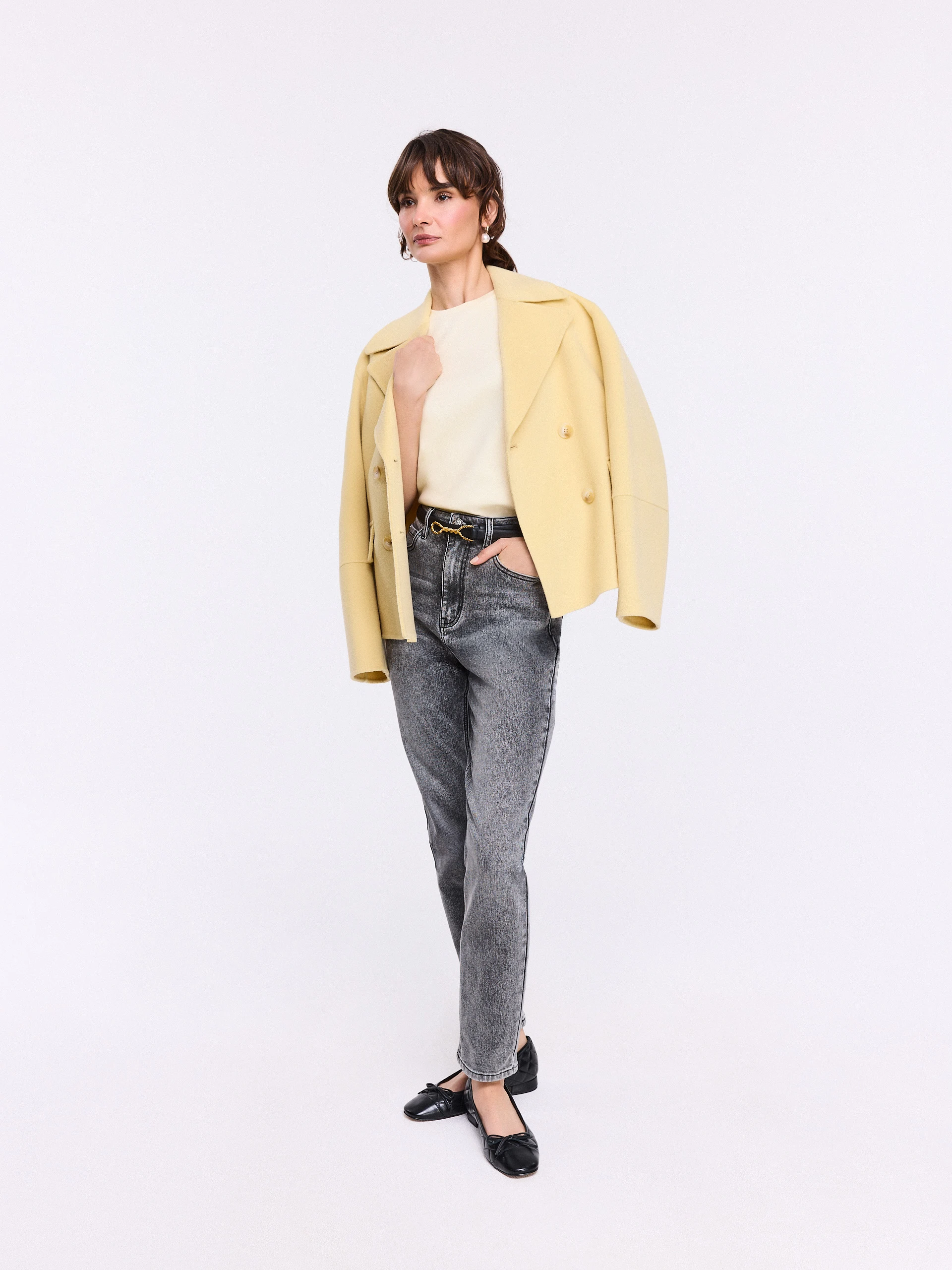 Light yellow short-sleeved T-shirt with a round neckline