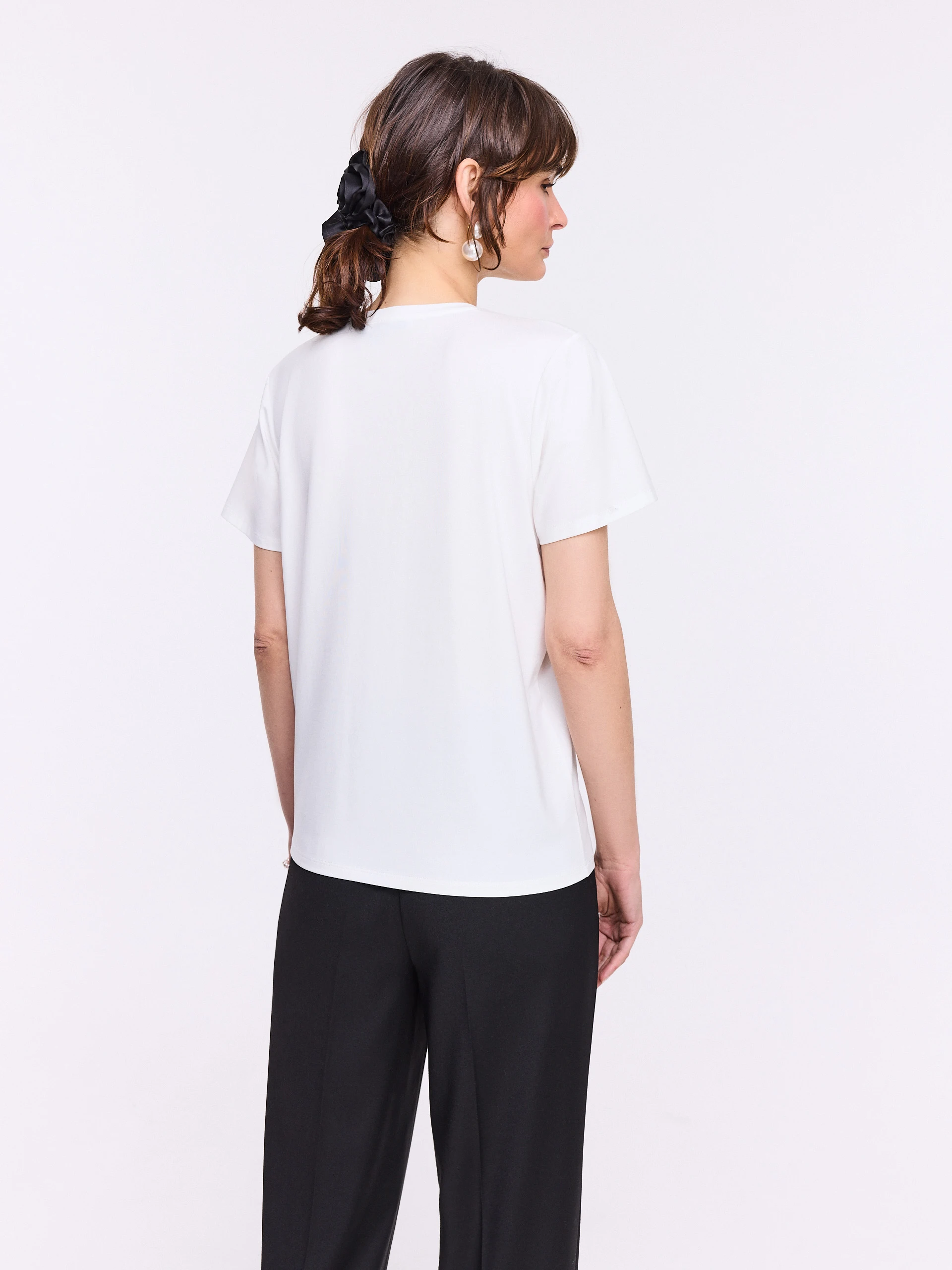 Biały T-shirt bawełniany z broszką w kształcie serca