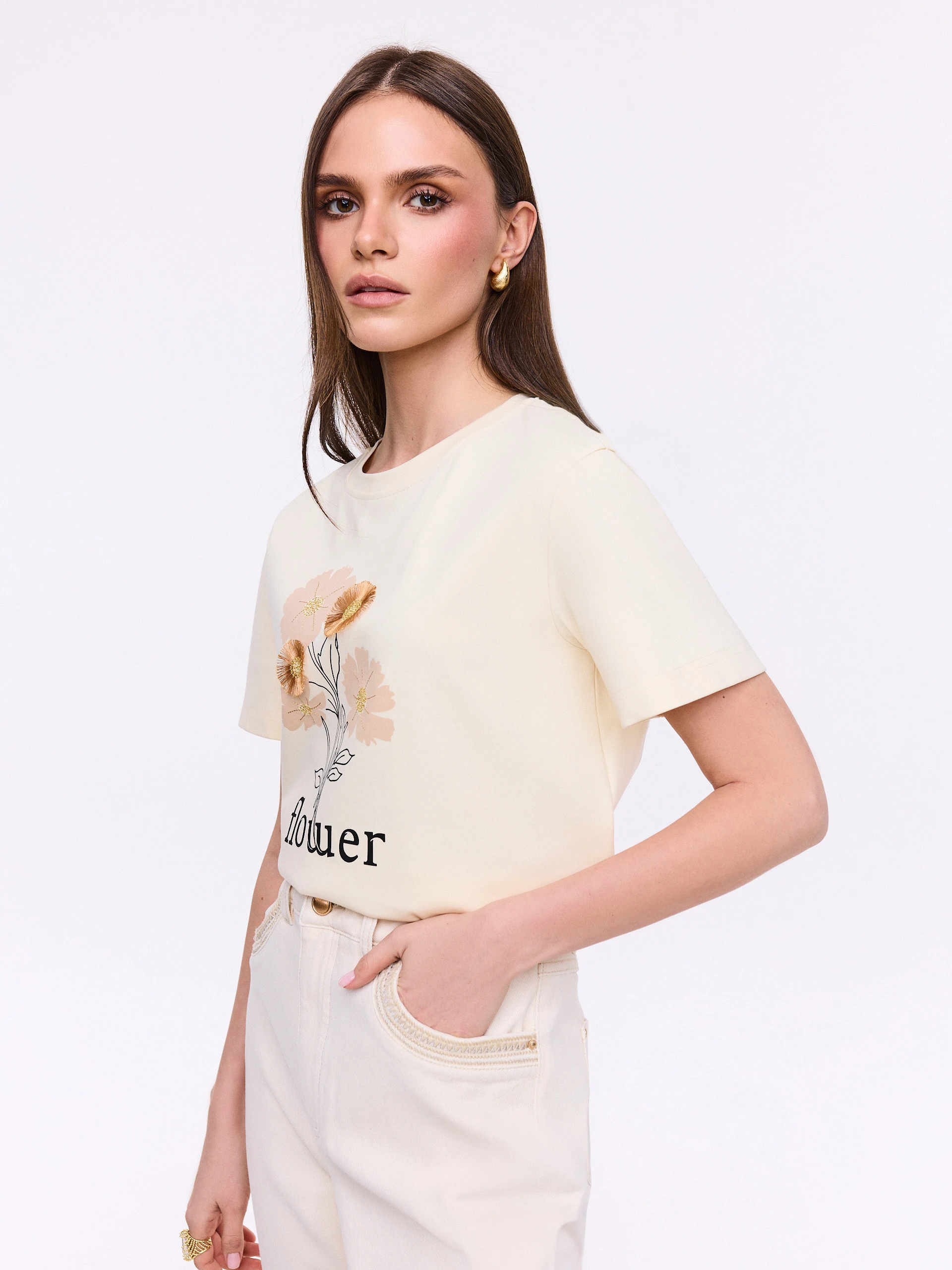 Cream cotton T-shirt with a three-dimensional appliqué