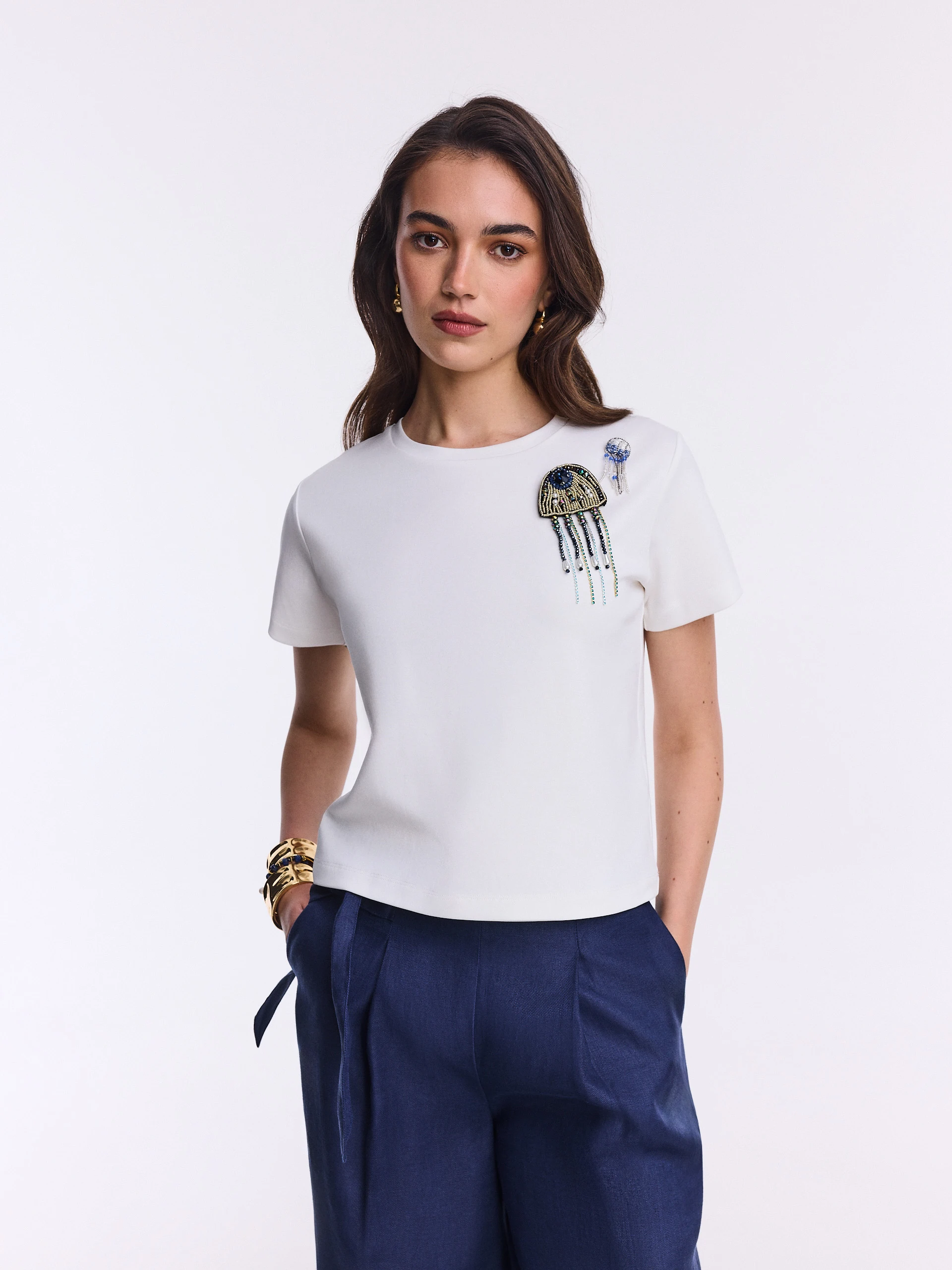 White cotton T-shirt with beaded brooches