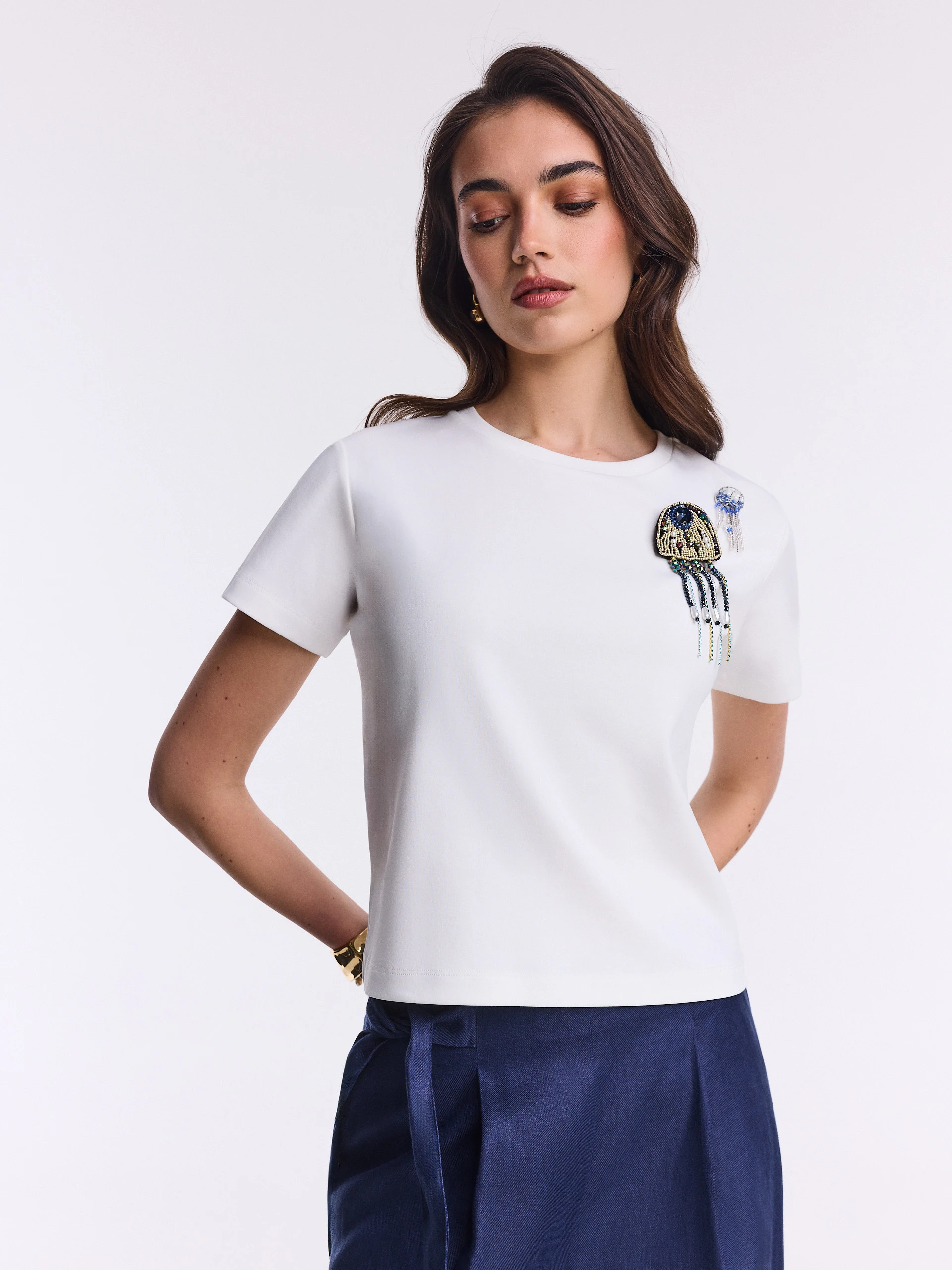 White cotton T-shirt with beaded brooches