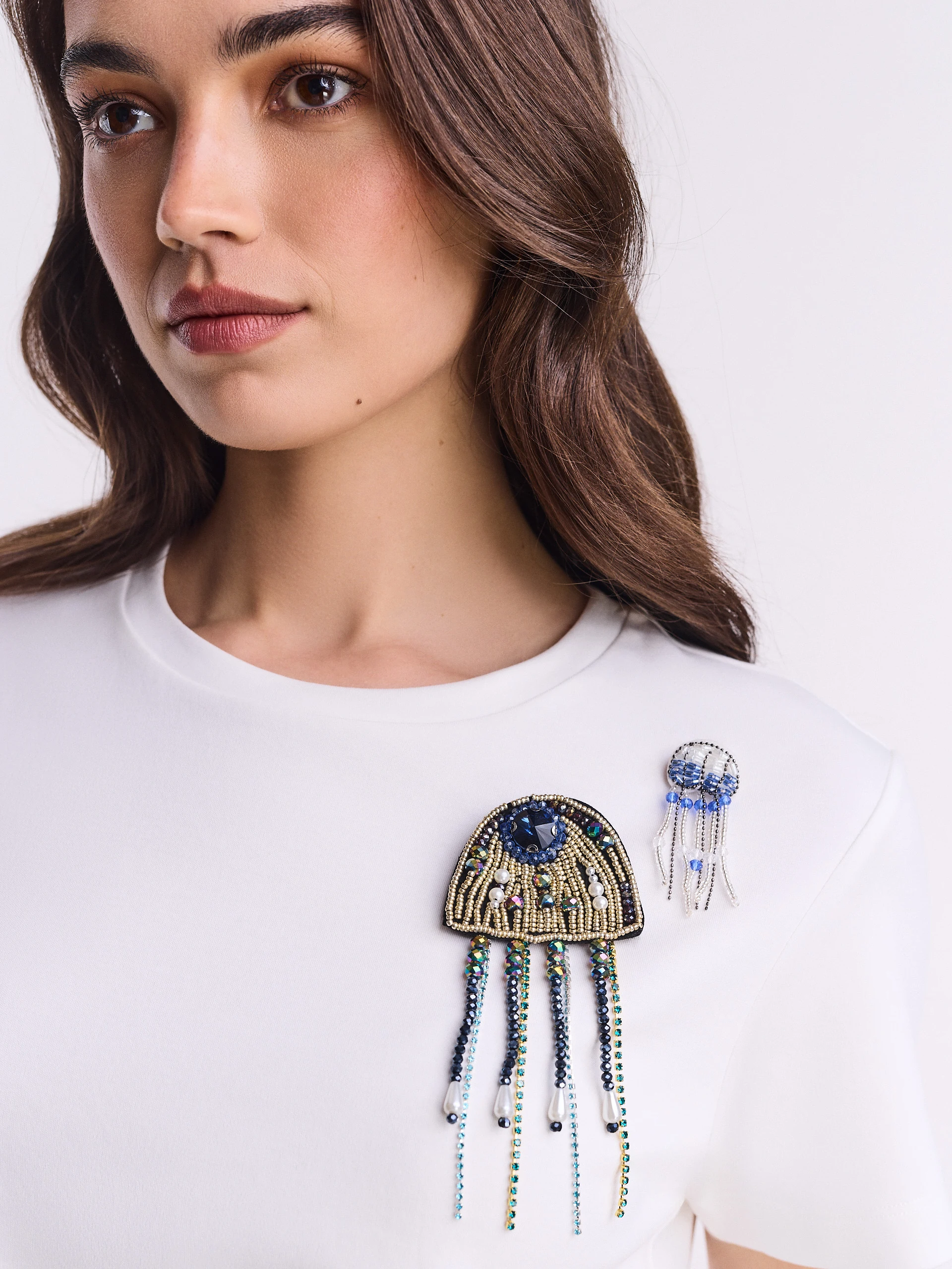 White cotton T-shirt with beaded brooches