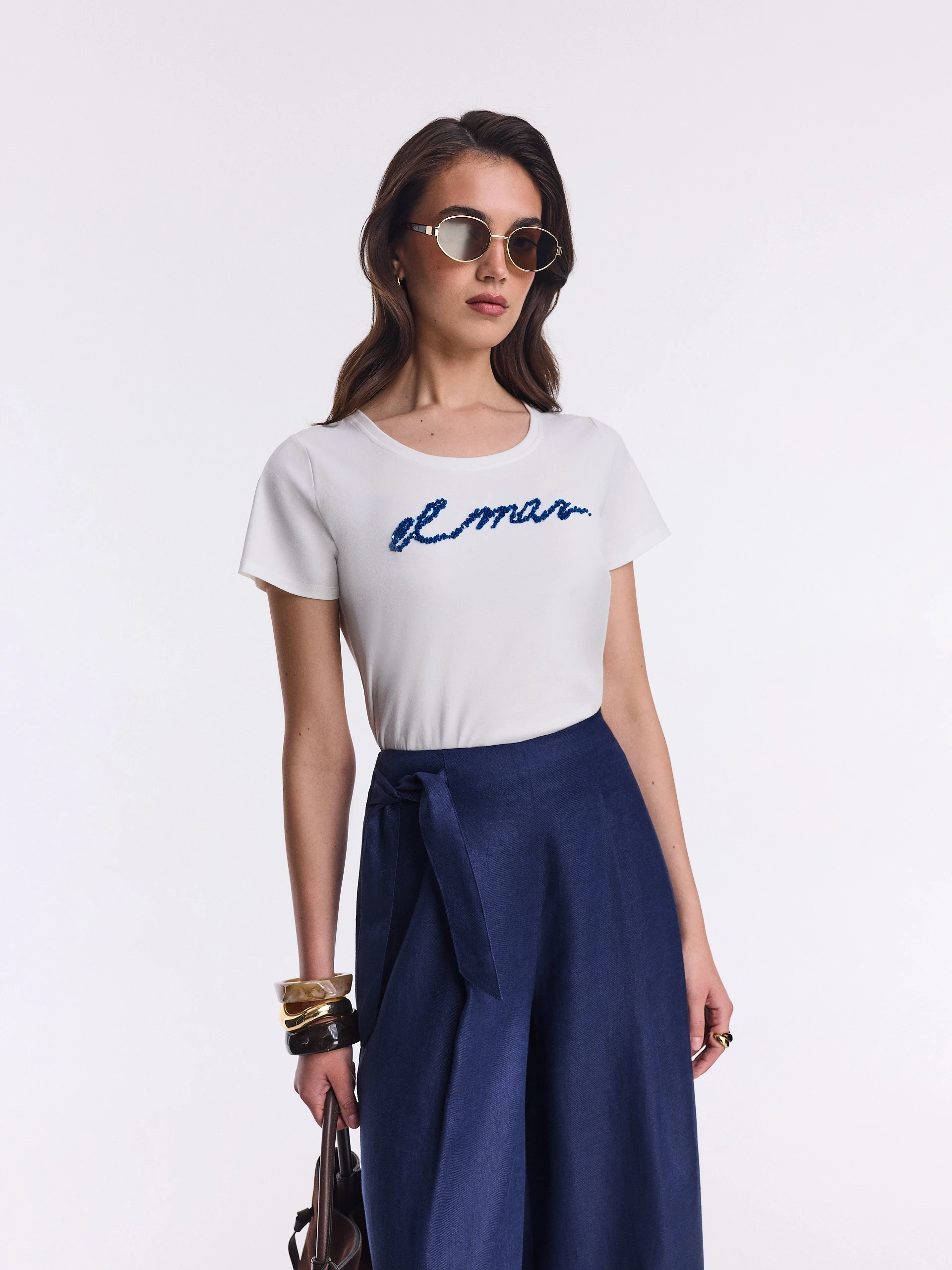White round neck blouse with sequin appliqué