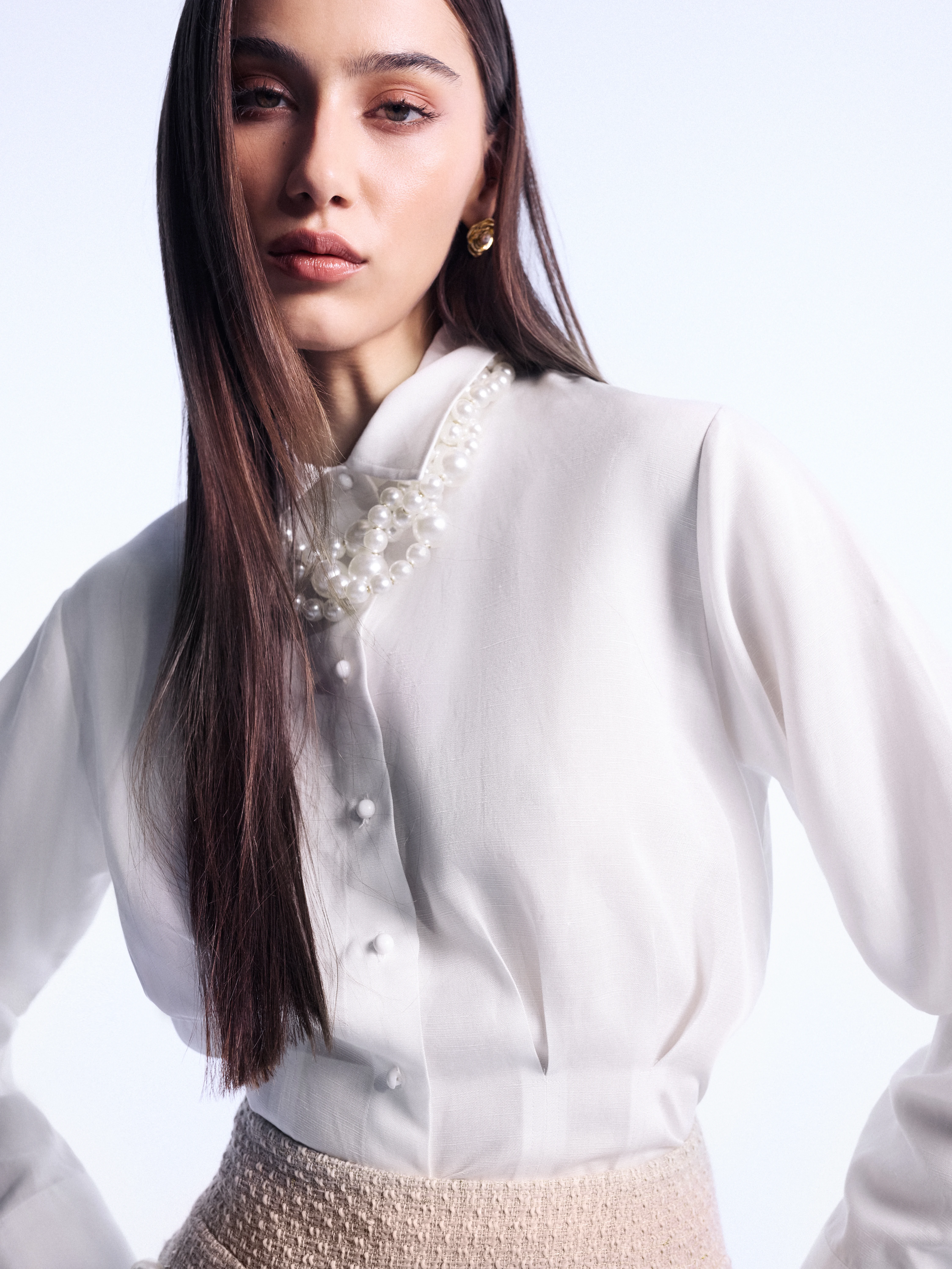 White fitted shirt with linen accents