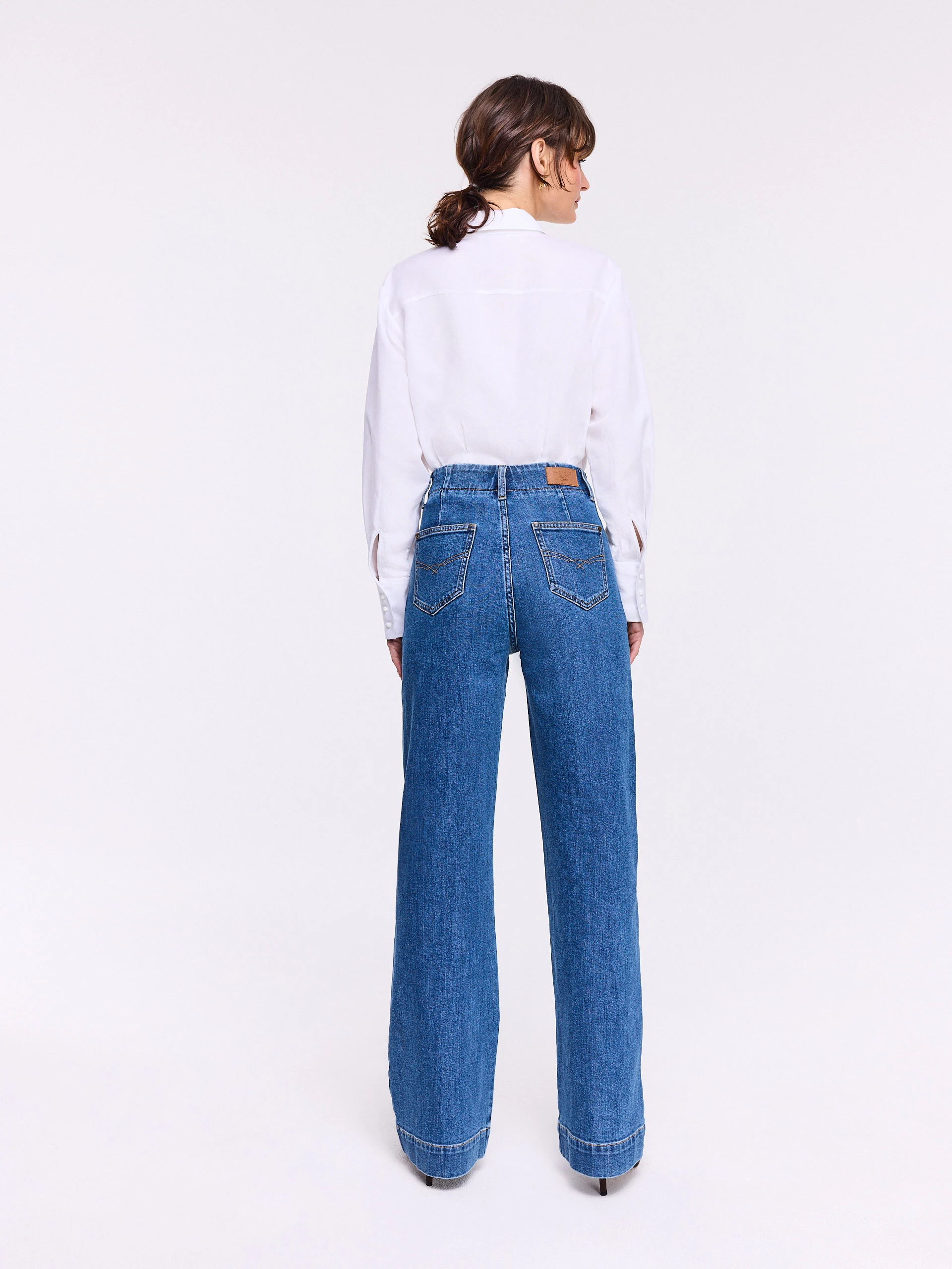 High-waisted jeans with decorative stitching