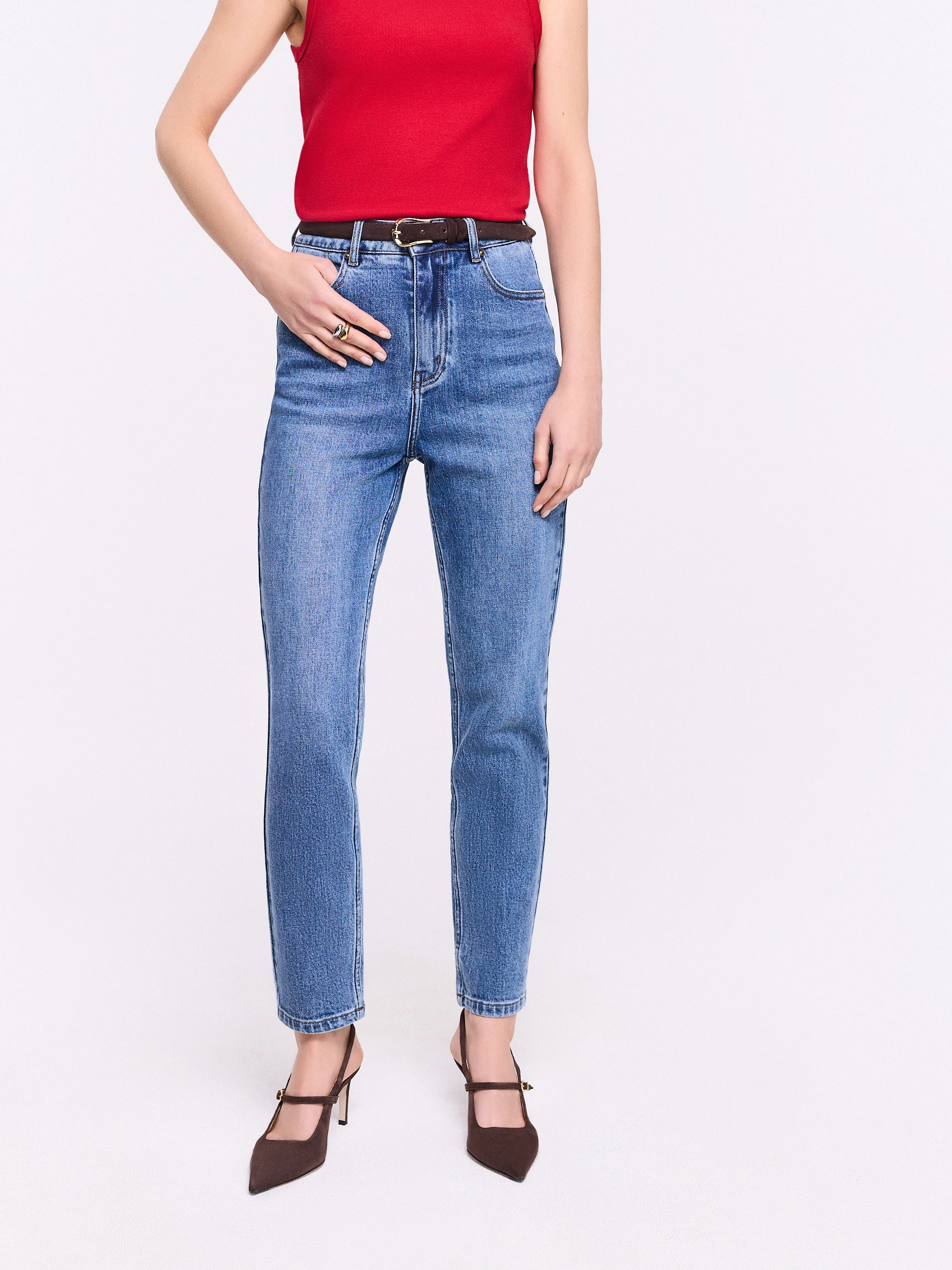 Niebieskie jeansy z wysokim stanem o kroju mom fit