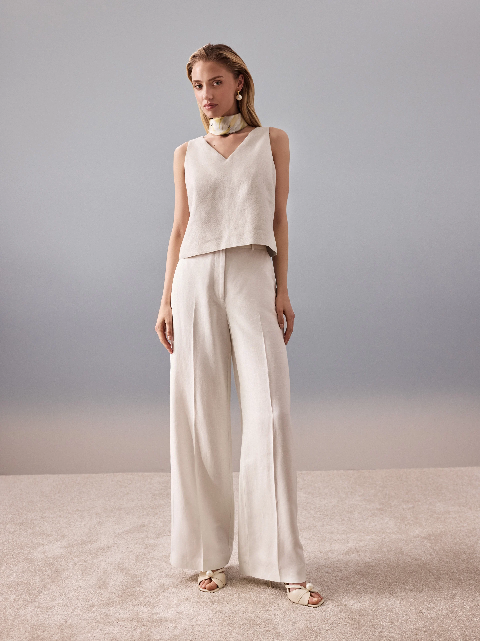 Beige high-waisted pants with metallic thread
