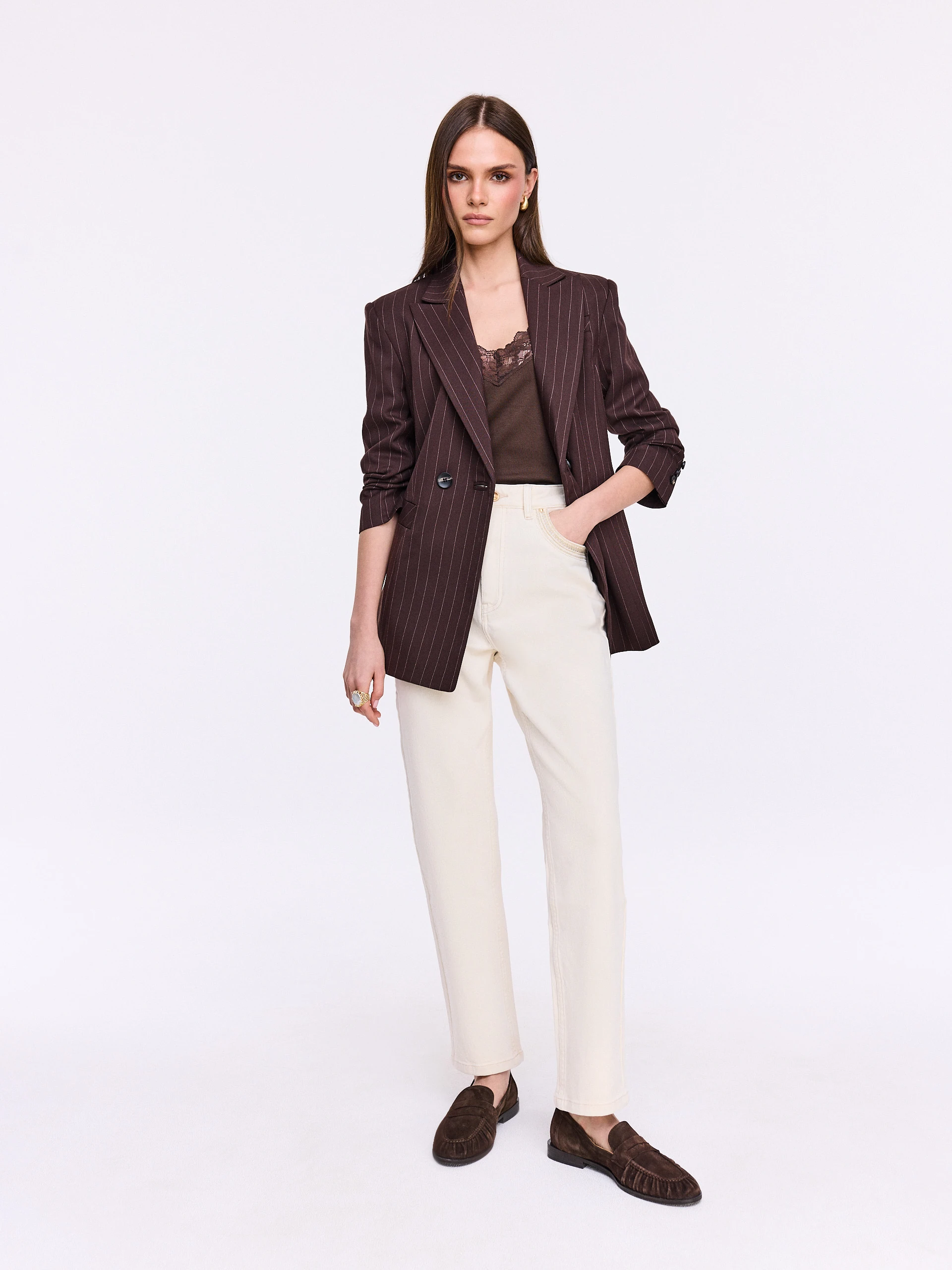 Cream-colored jeans with decorative embroidery