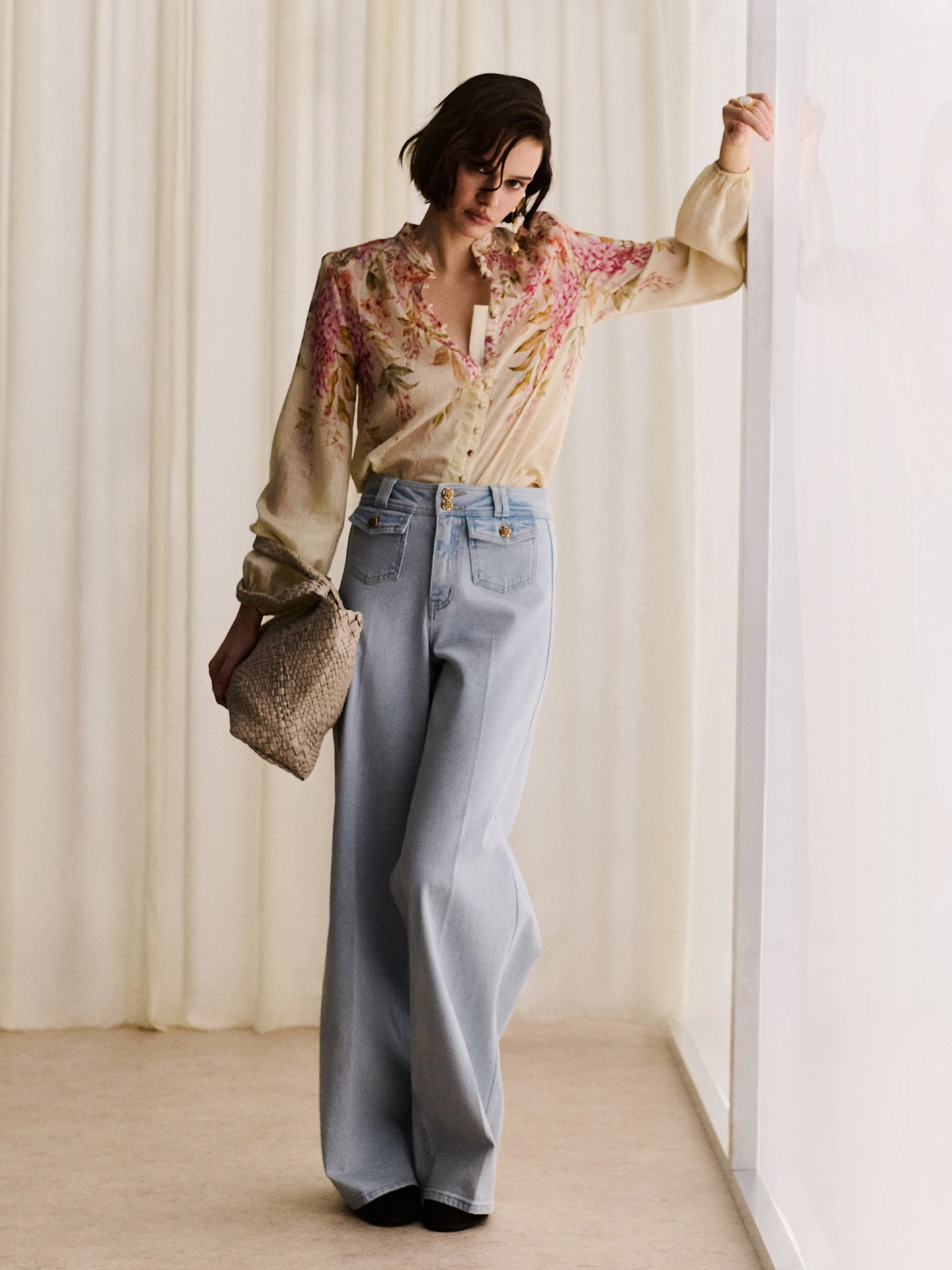 Jasne jeansy wide leg z ozdobnymi guzikami