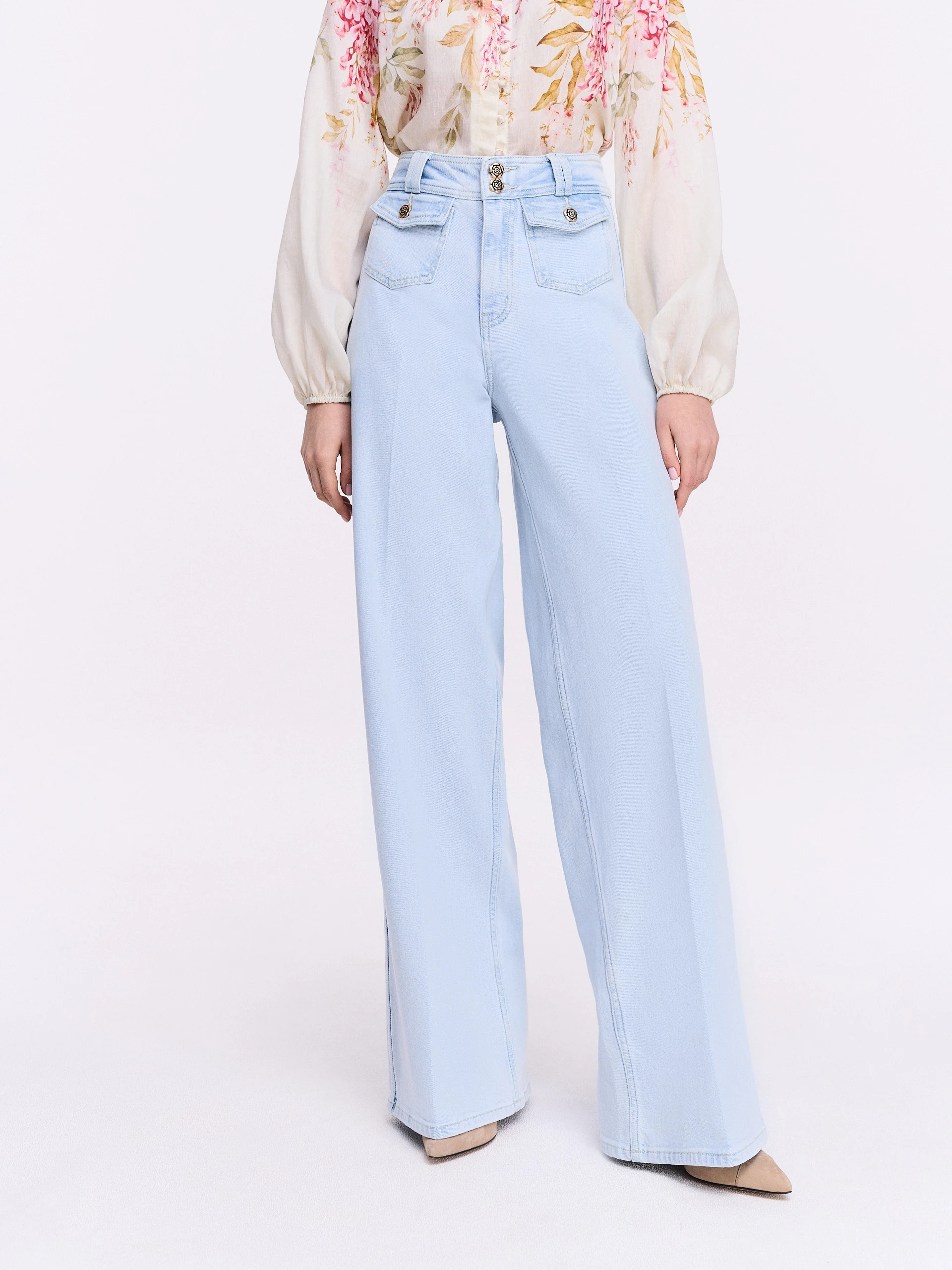 Jasne jeansy wide leg z ozdobnymi guzikami