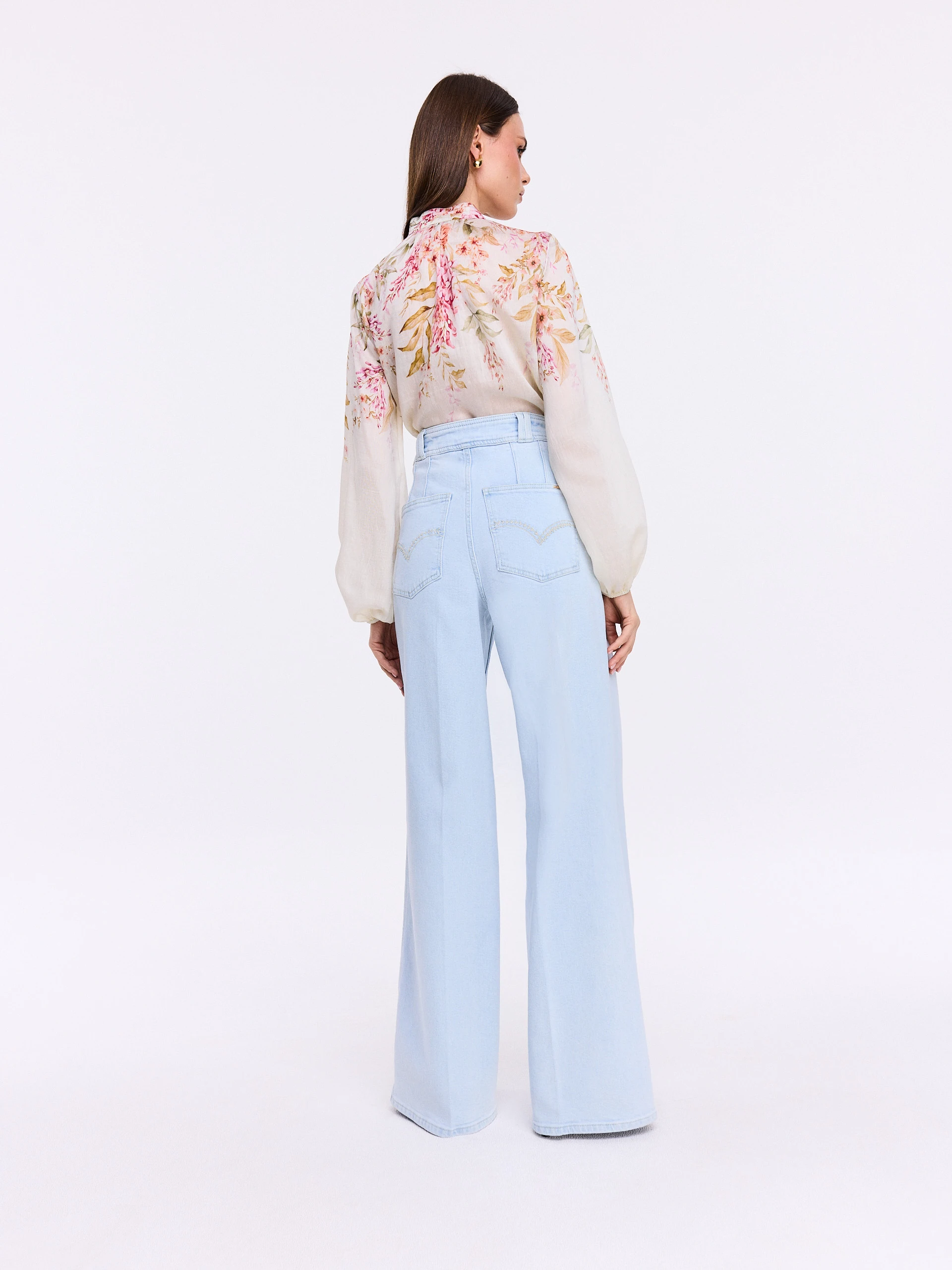 Jasne jeansy wide leg z ozdobnymi guzikami