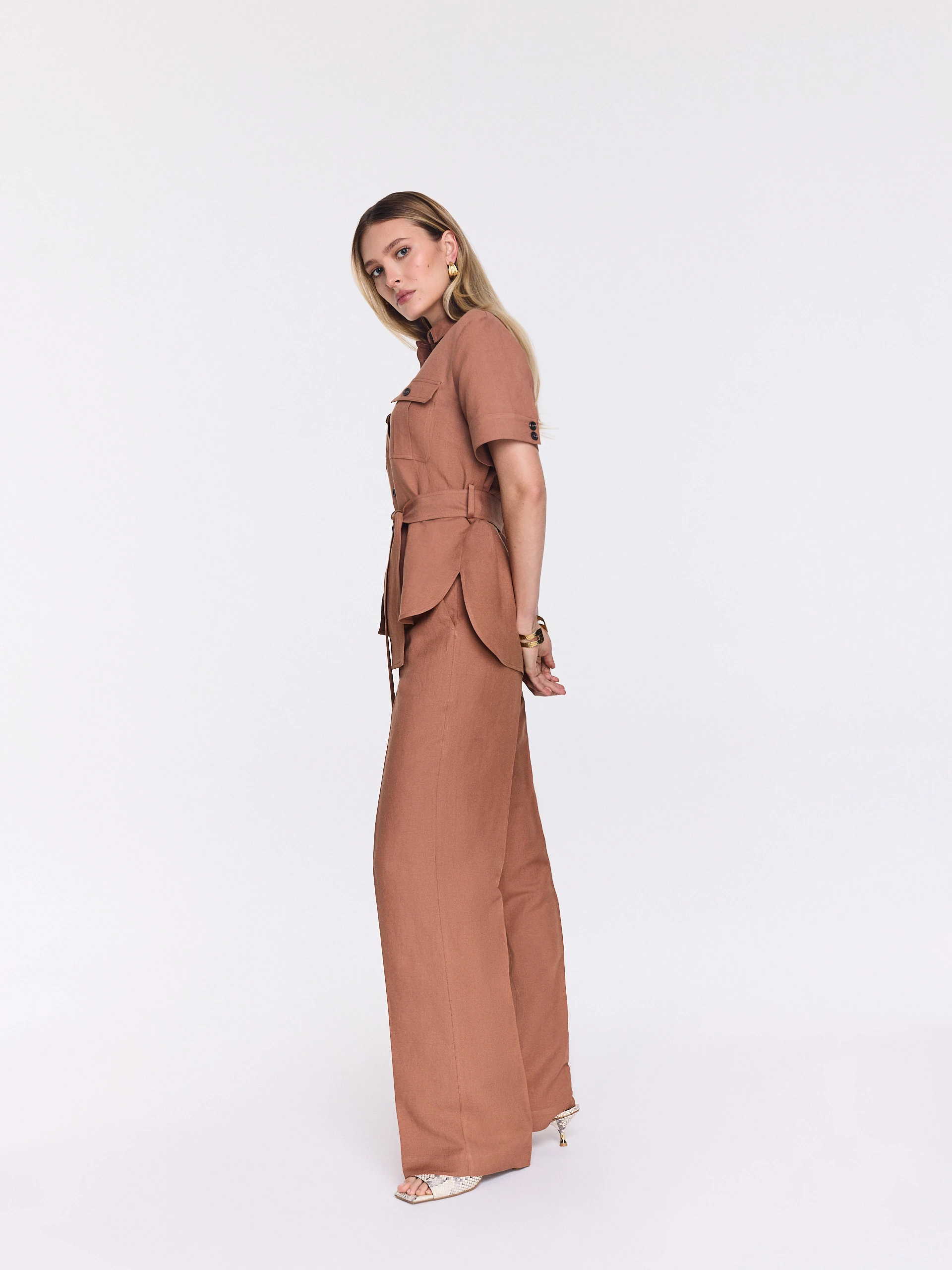 Karmelowe spodnie typu wide leg z lnem